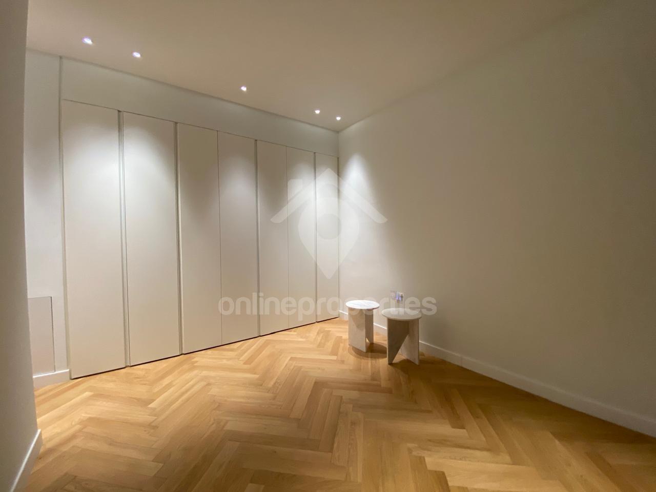 To change image, hover mouse over thumbnails below