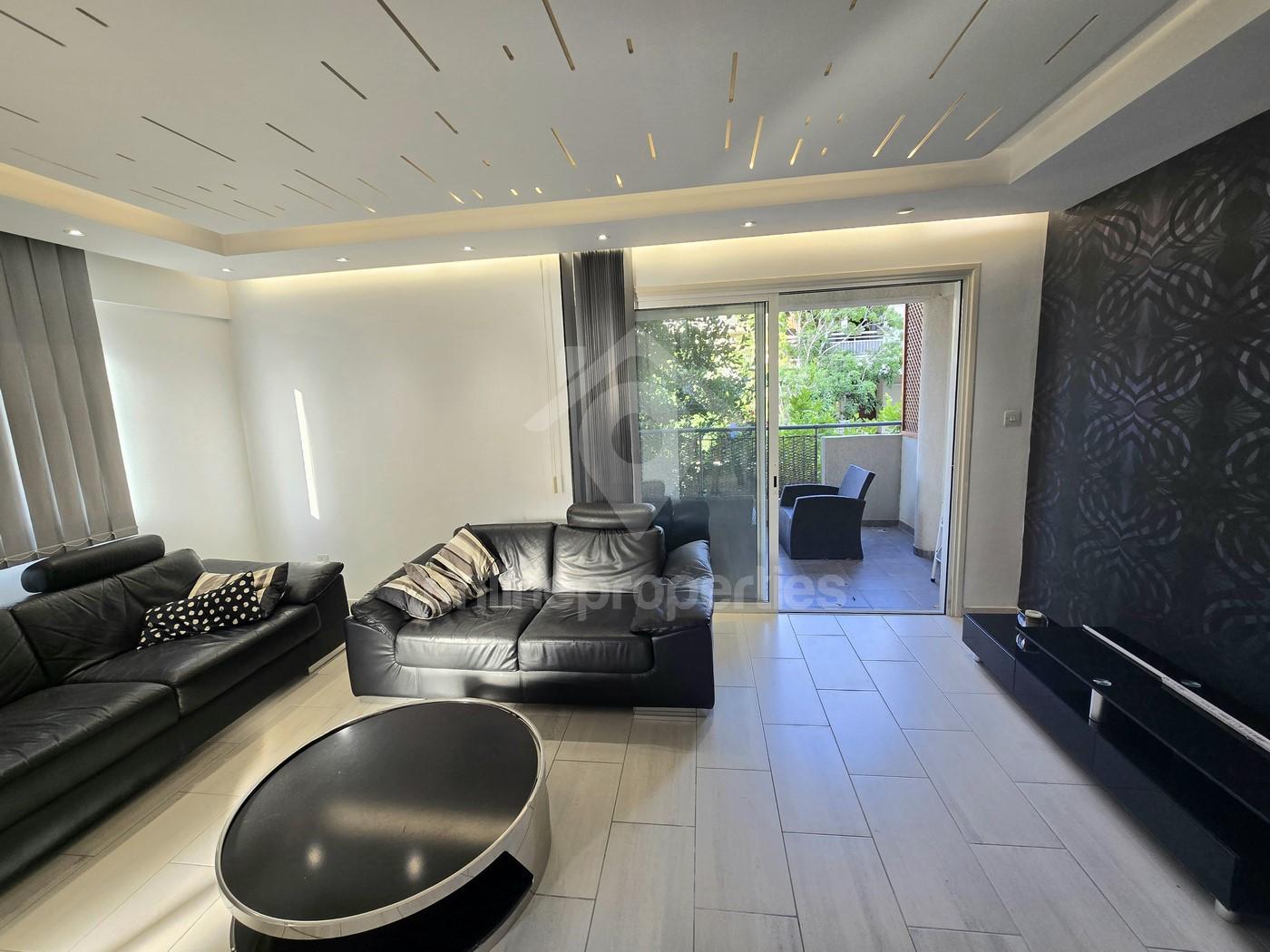 To change image, hover mouse over thumbnails below