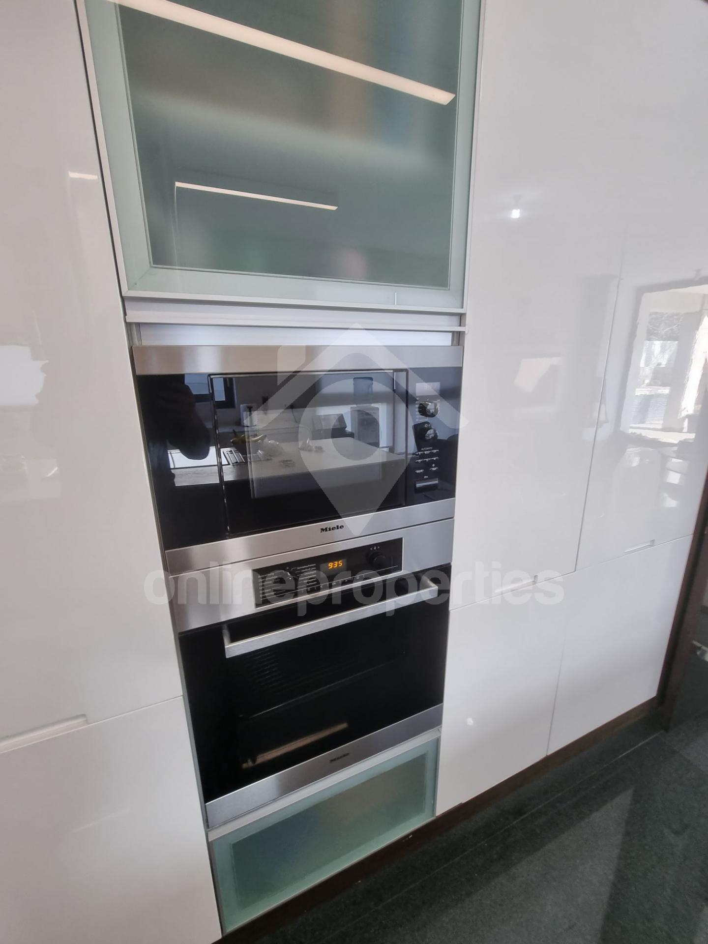 To change image, hover mouse over thumbnails below