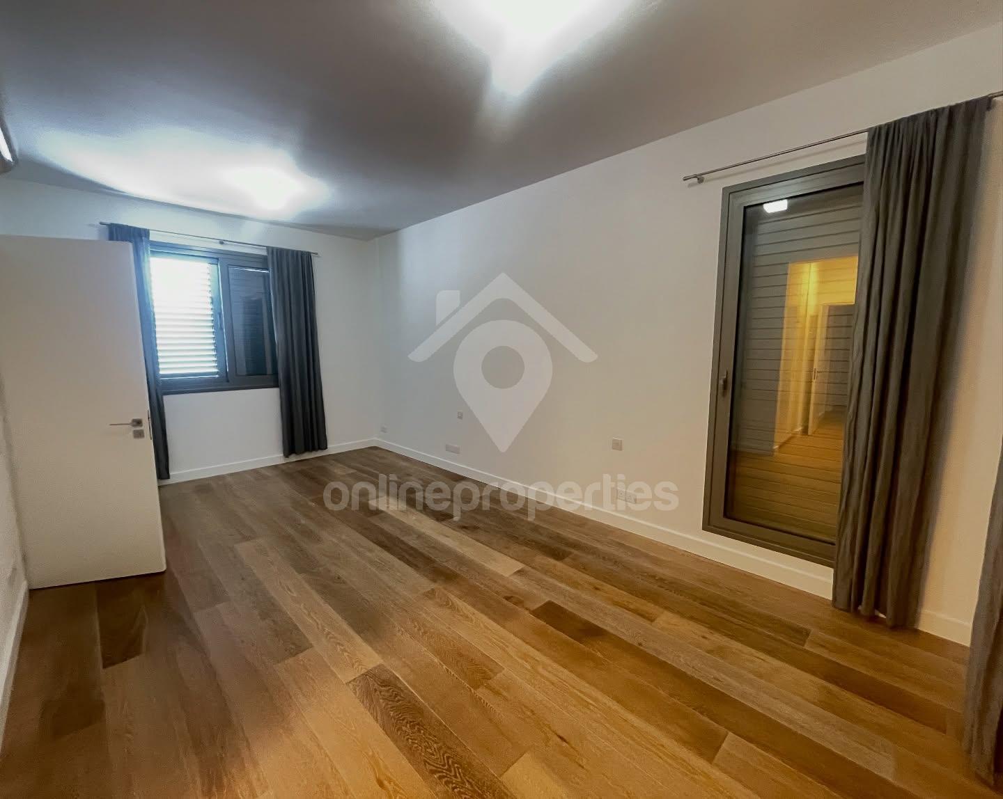 To change image, hover mouse over thumbnails below