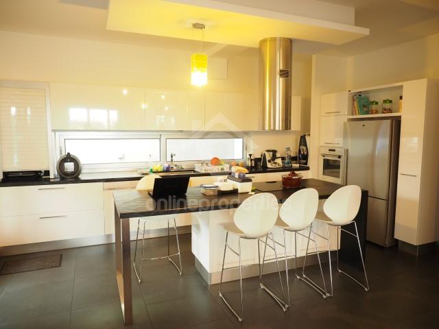 To change image, hover mouse over thumbnails below