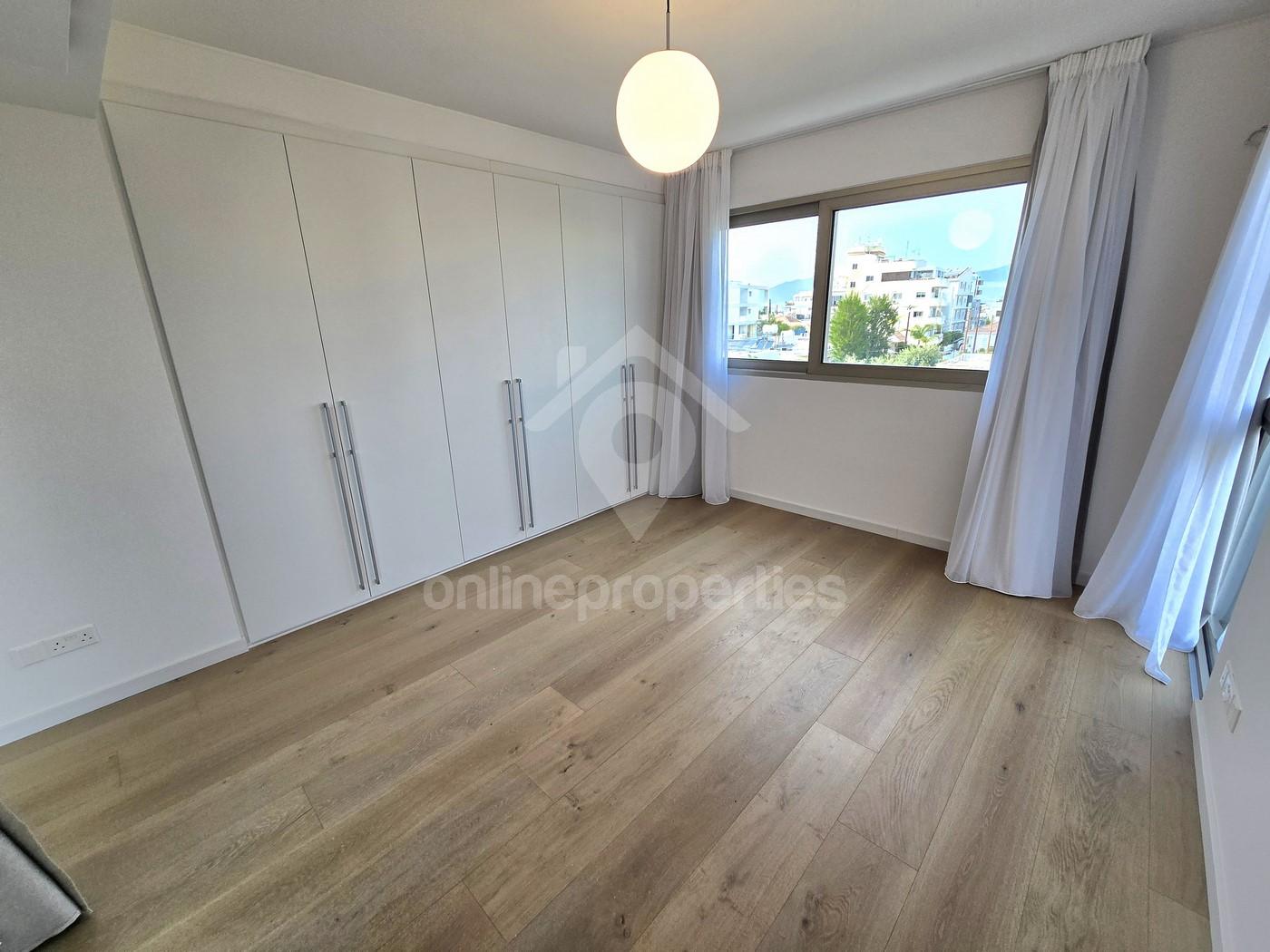 To change image, hover mouse over thumbnails below