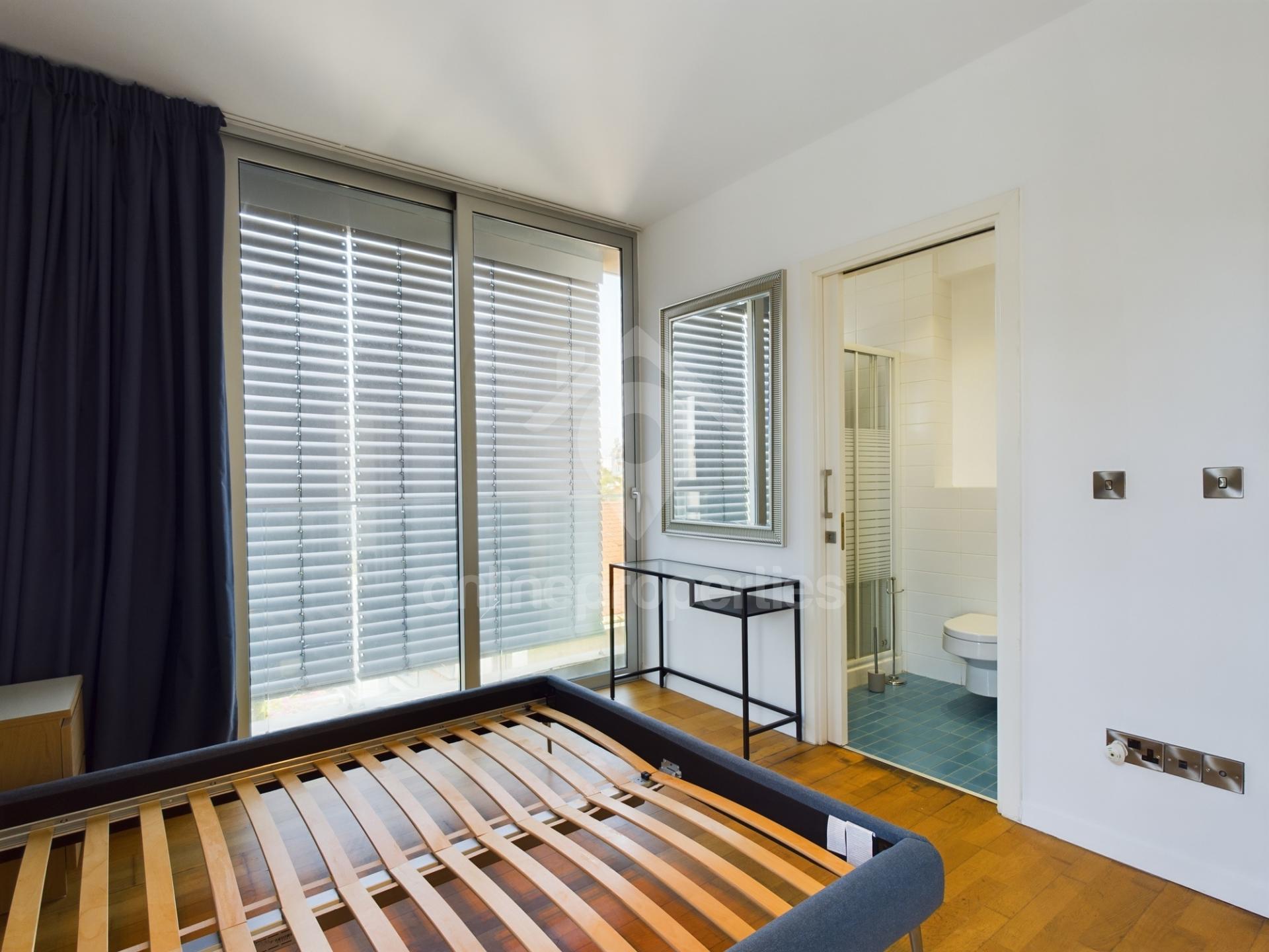 To change image, hover mouse over thumbnails below