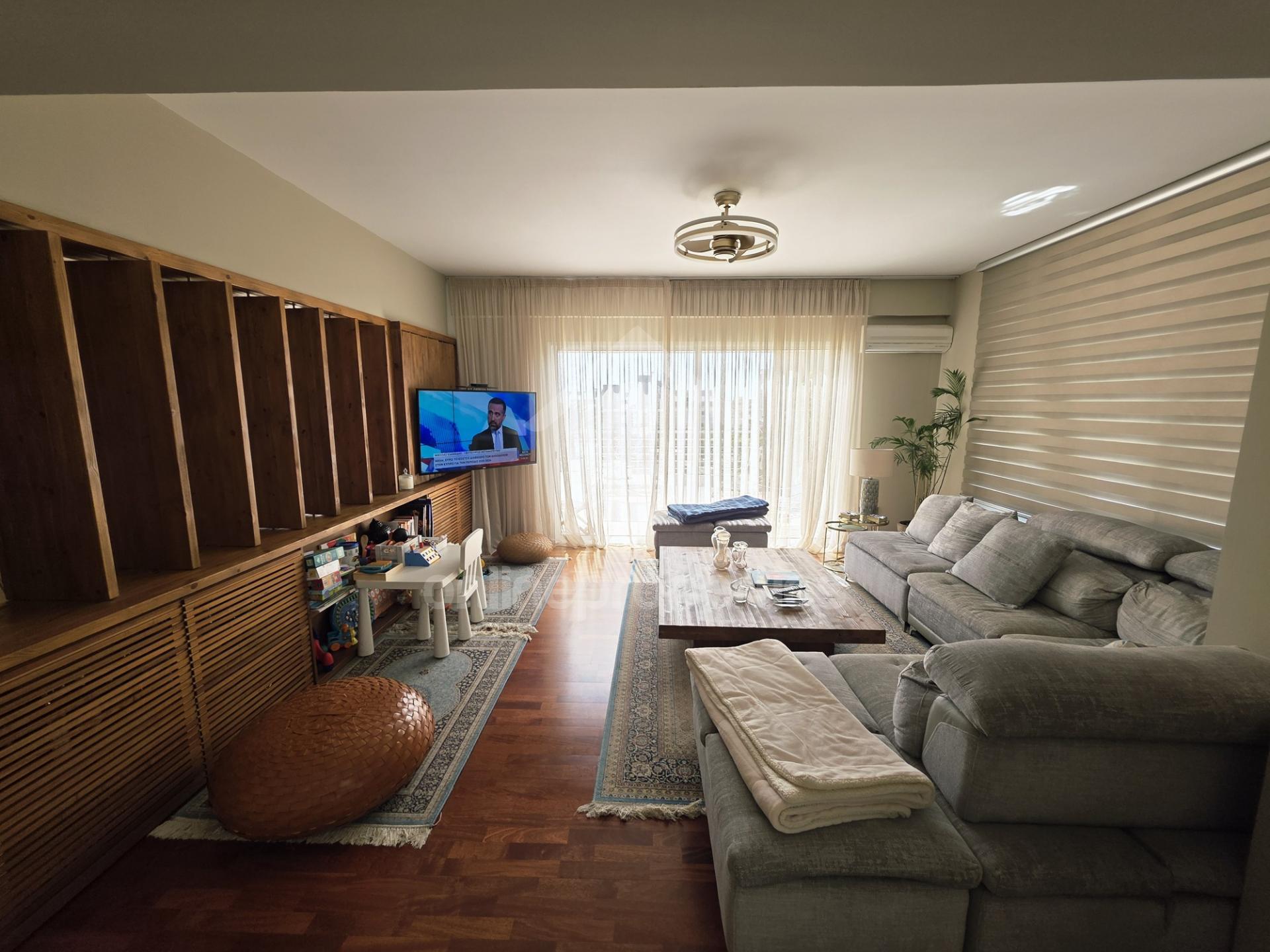 To change image, hover mouse over thumbnails below