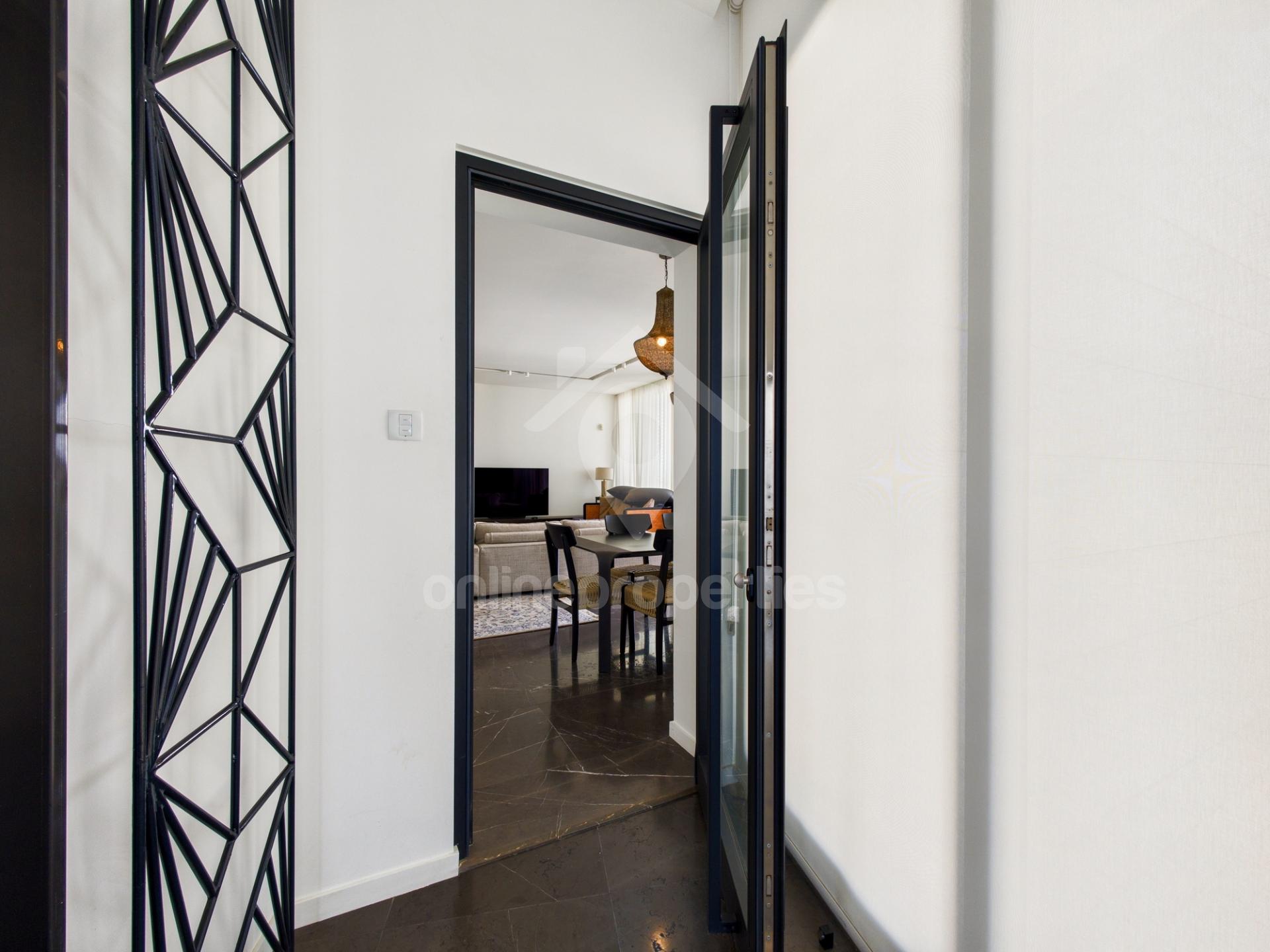 To change image, hover mouse over thumbnails below