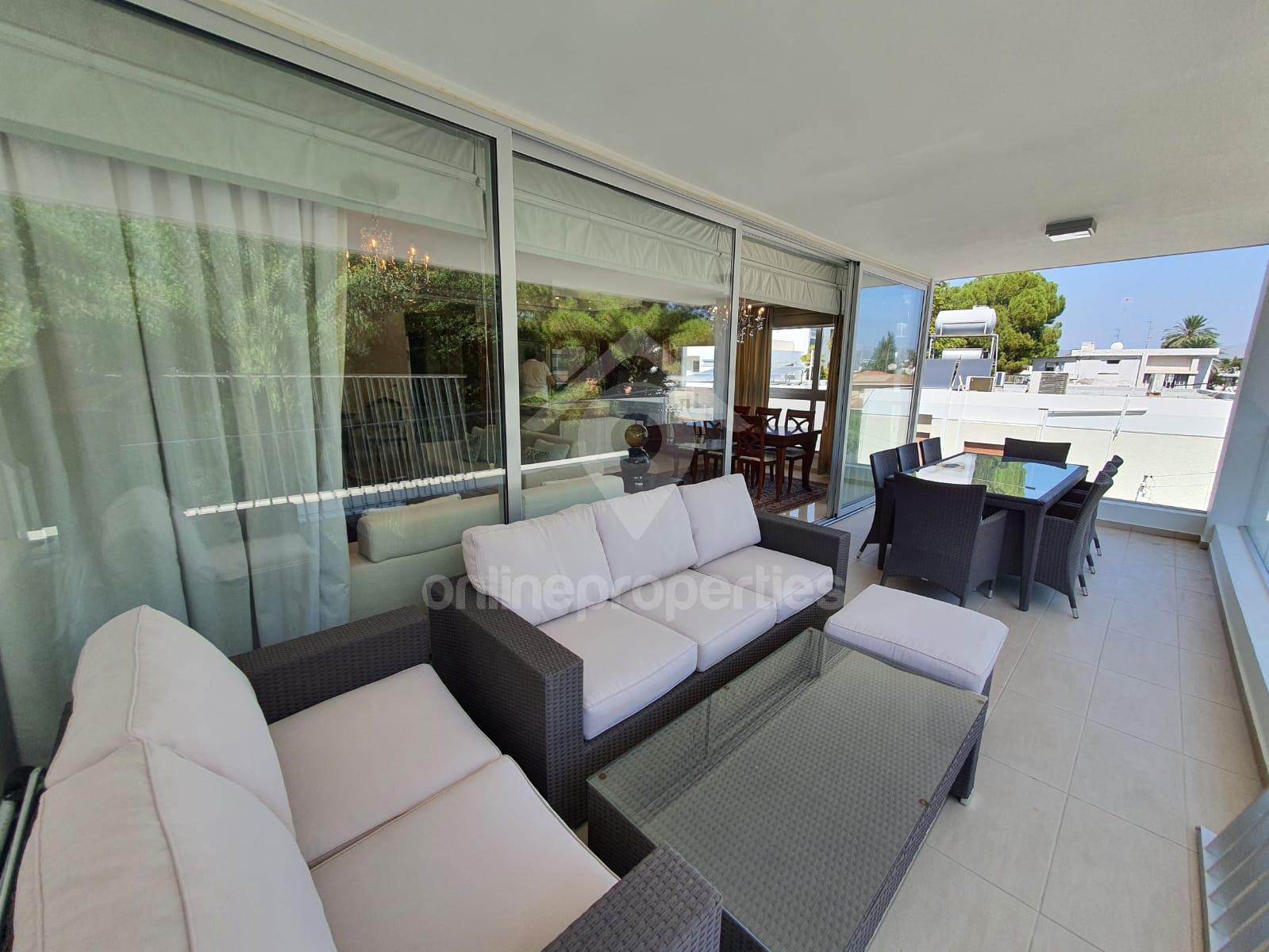 To change image, hover mouse over thumbnails below