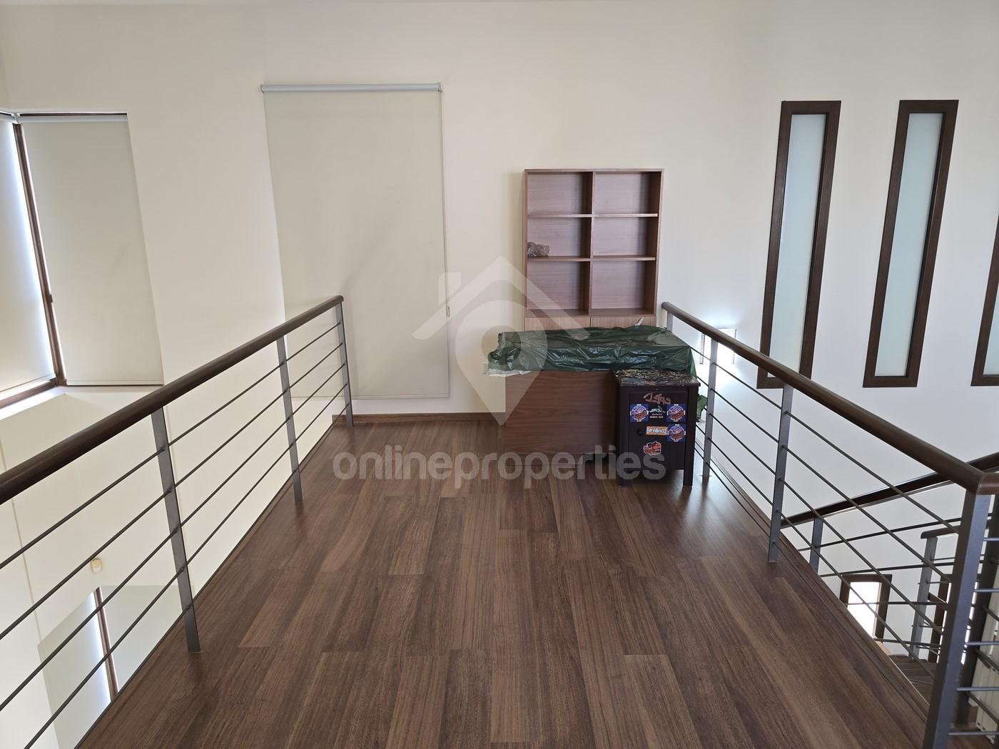 To change image, hover mouse over thumbnails below