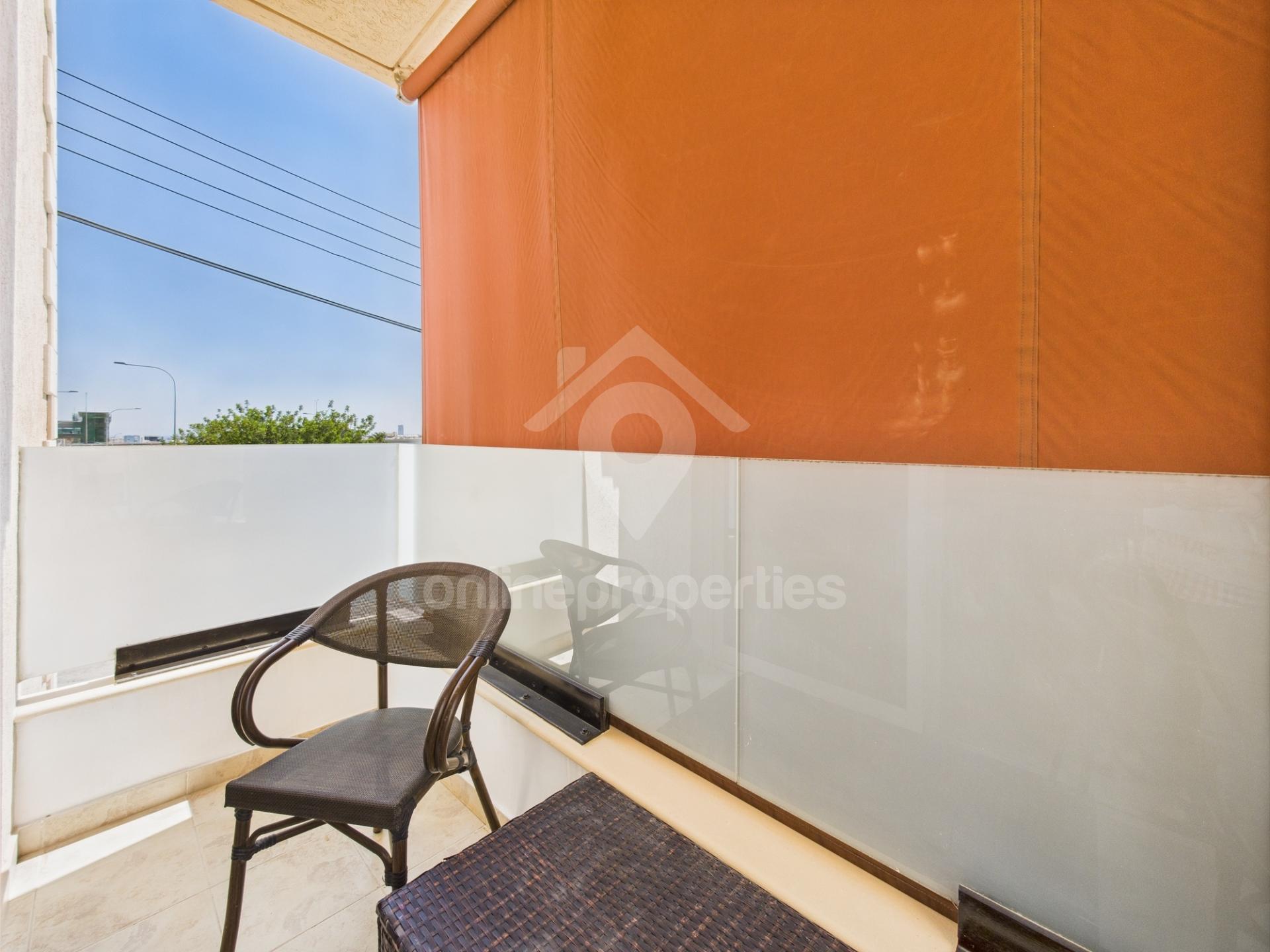 To change image, hover mouse over thumbnails below