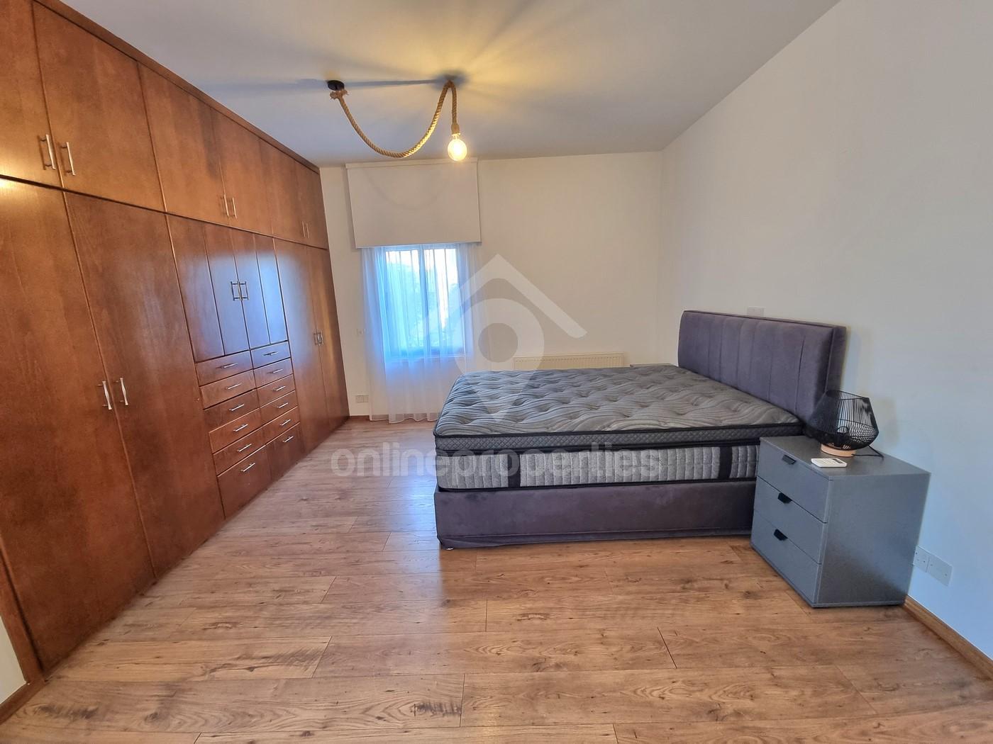 To change image, hover mouse over thumbnails below