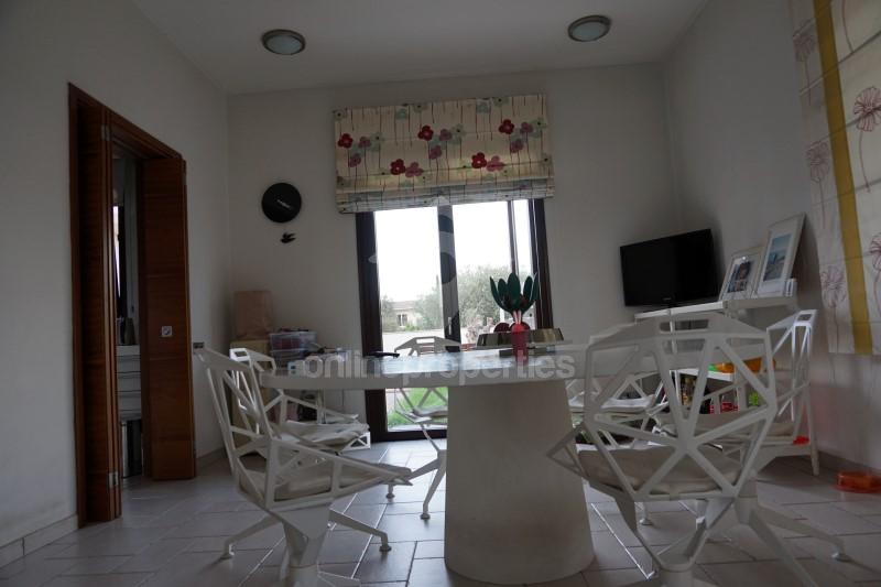 To change image, hover mouse over thumbnails below