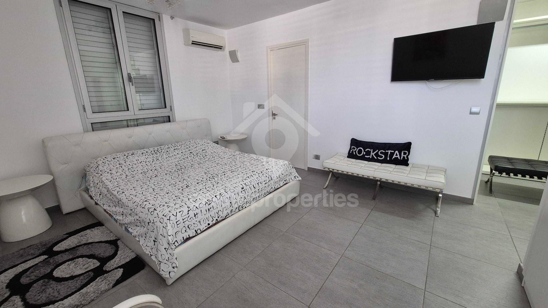 To change image, hover mouse over thumbnails below