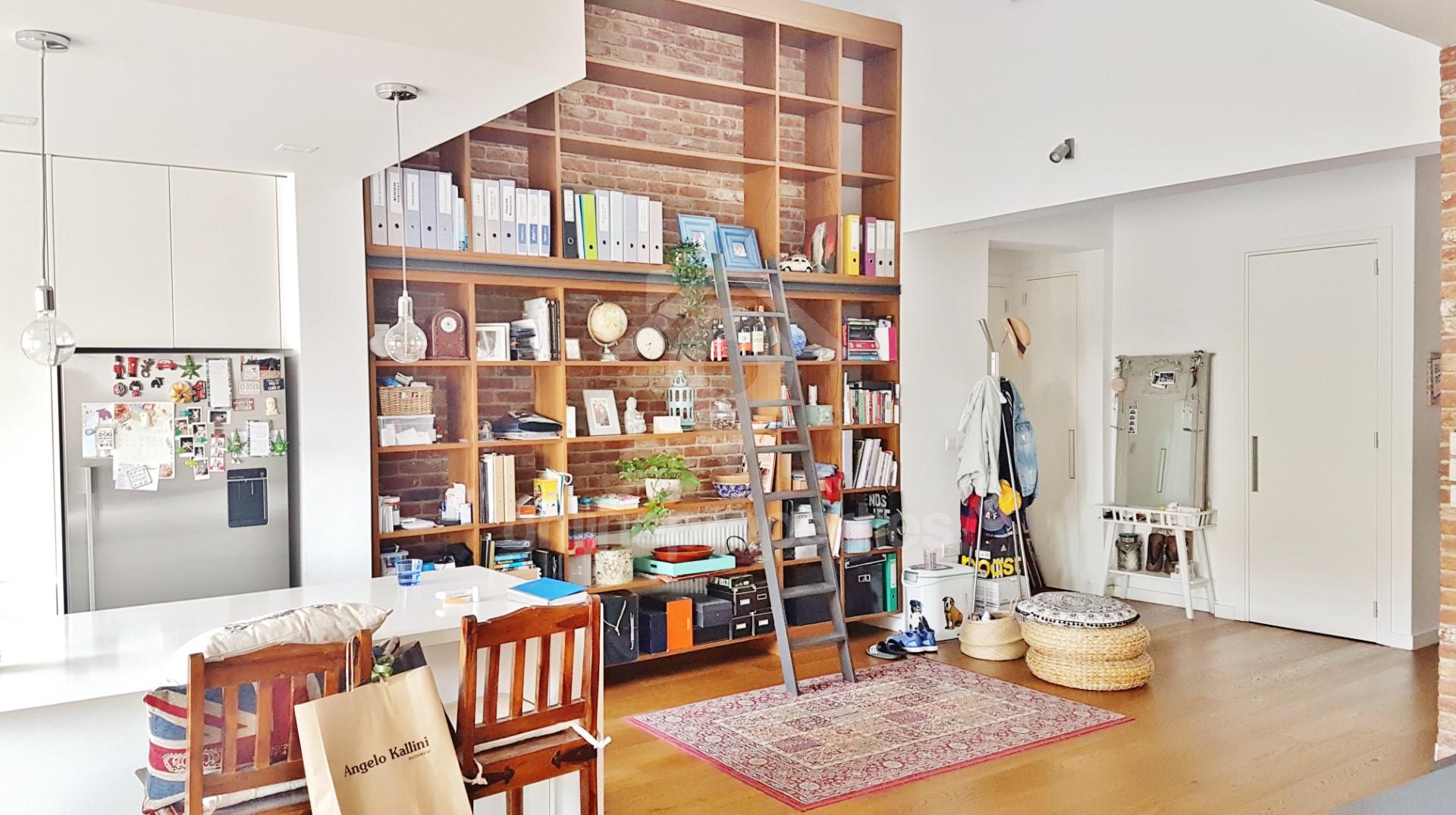 To change image, hover mouse over thumbnails below