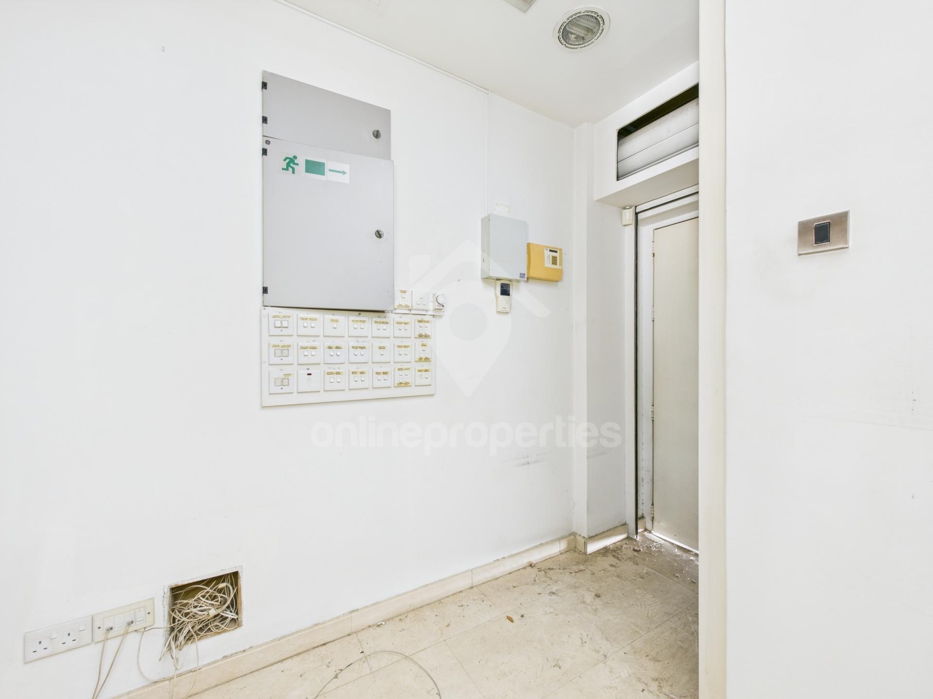 To change image, hover mouse over thumbnails below