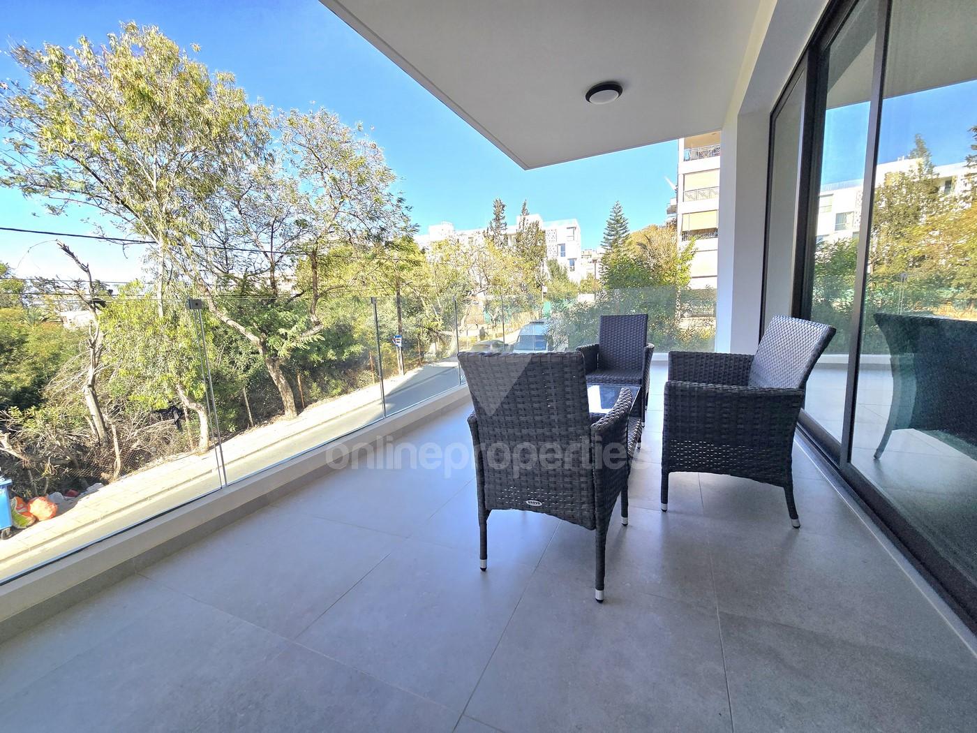 To change image, hover mouse over thumbnails below