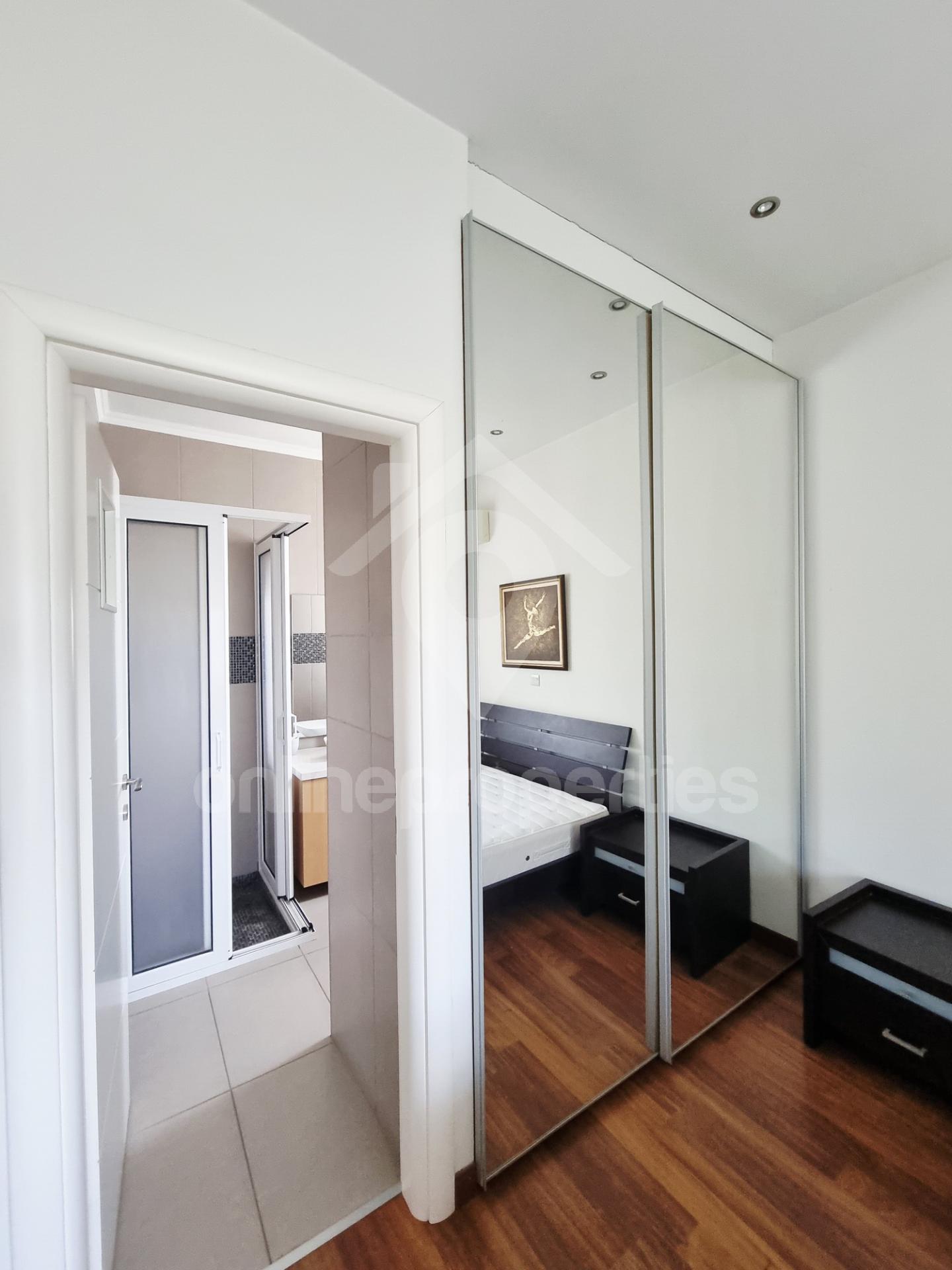 To change image, hover mouse over thumbnails below