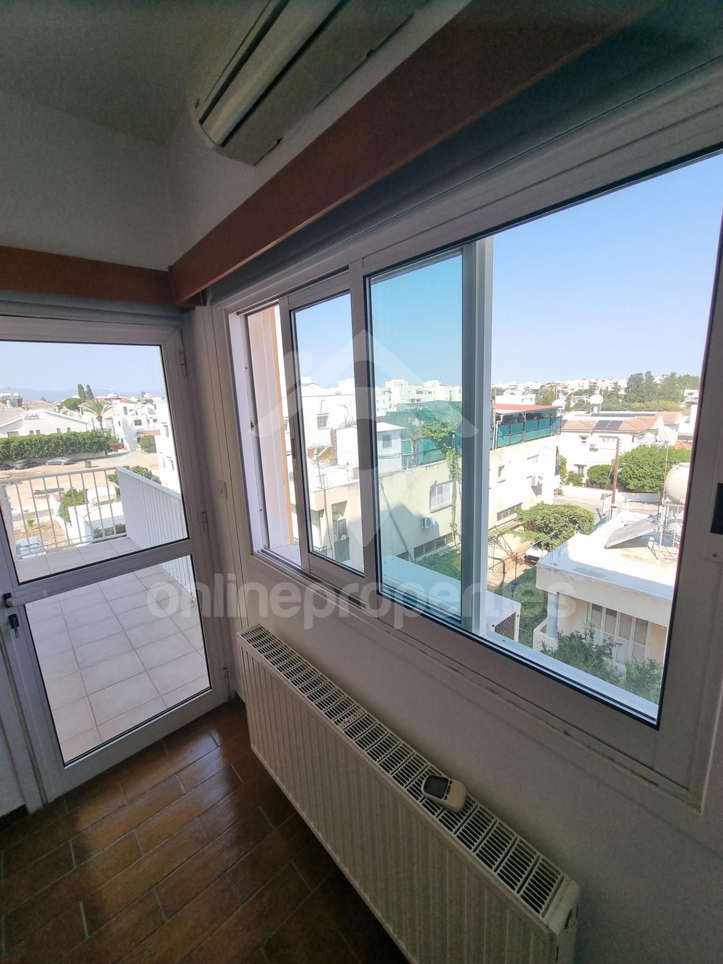 To change image, hover mouse over thumbnails below