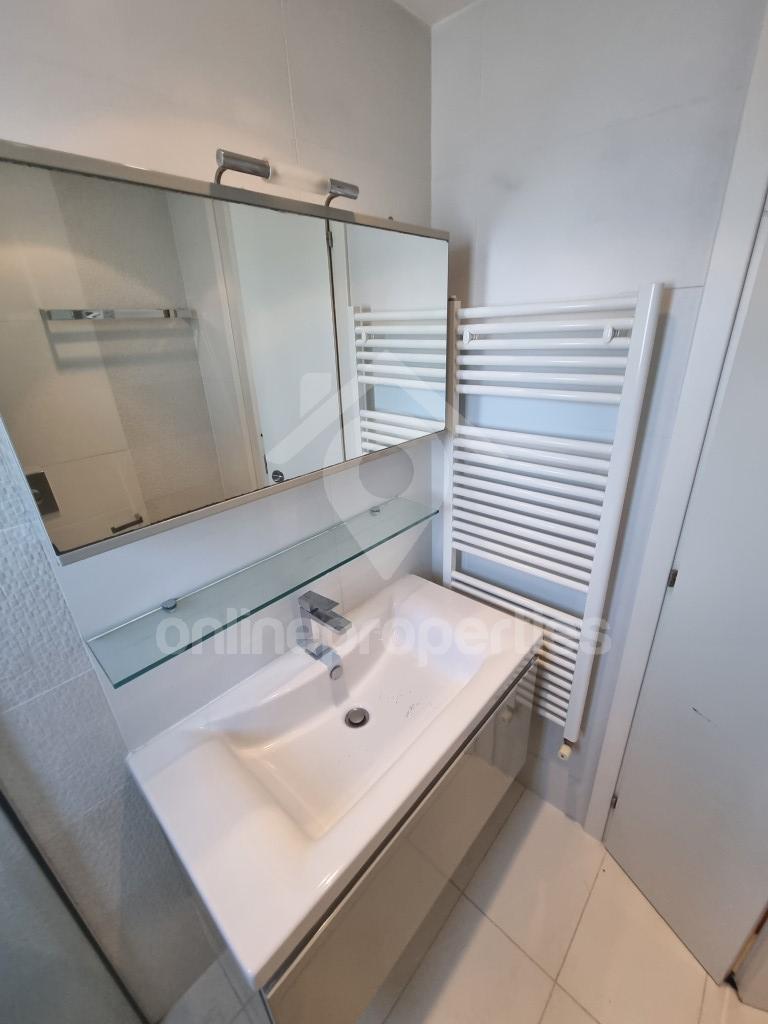 To change image, hover mouse over thumbnails below