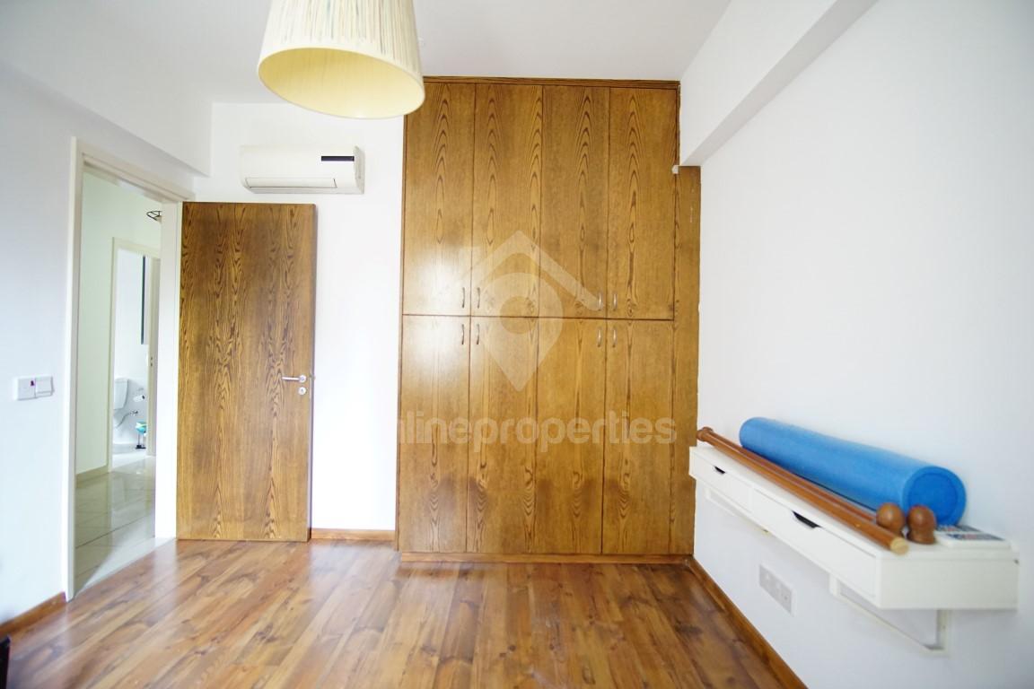 To change image, hover mouse over thumbnails below