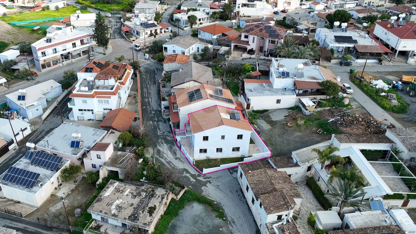 To change image, hover mouse over thumbnails below