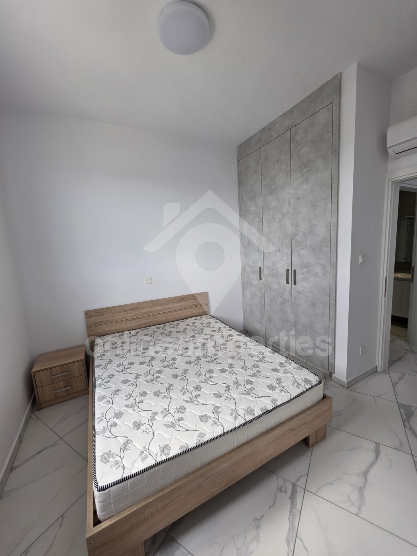 To change image, hover mouse over thumbnails below