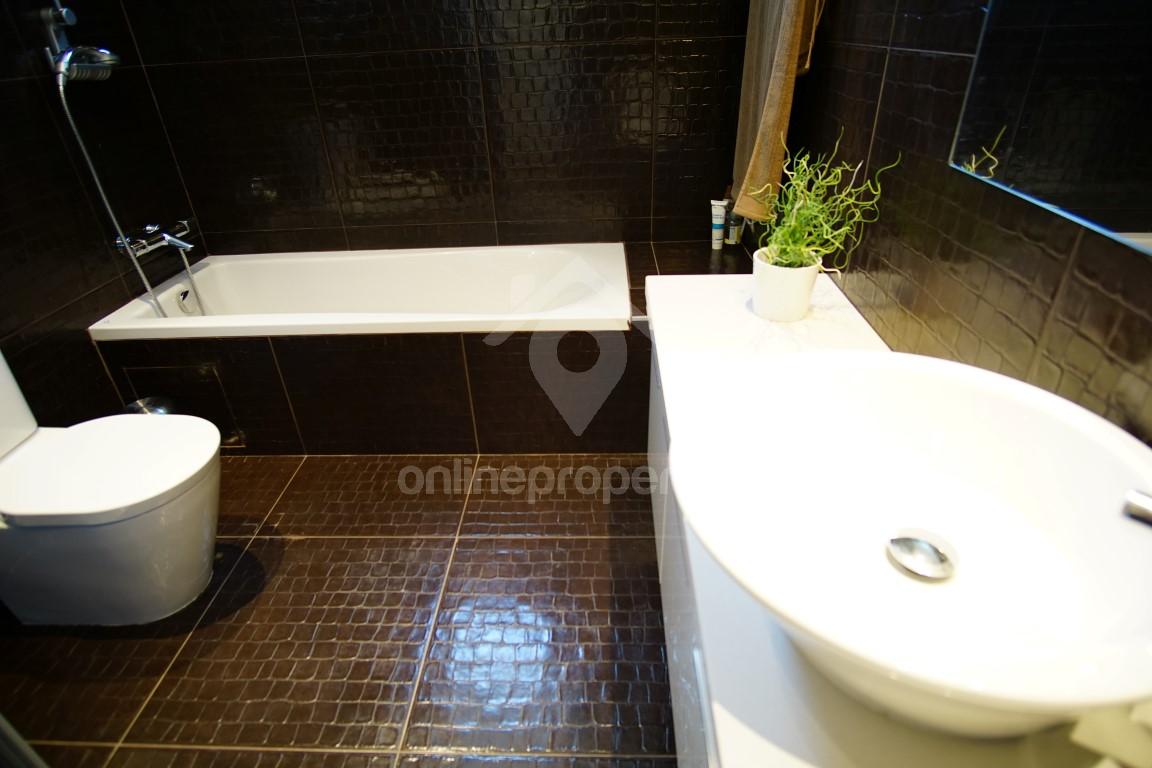 To change image, hover mouse over thumbnails below