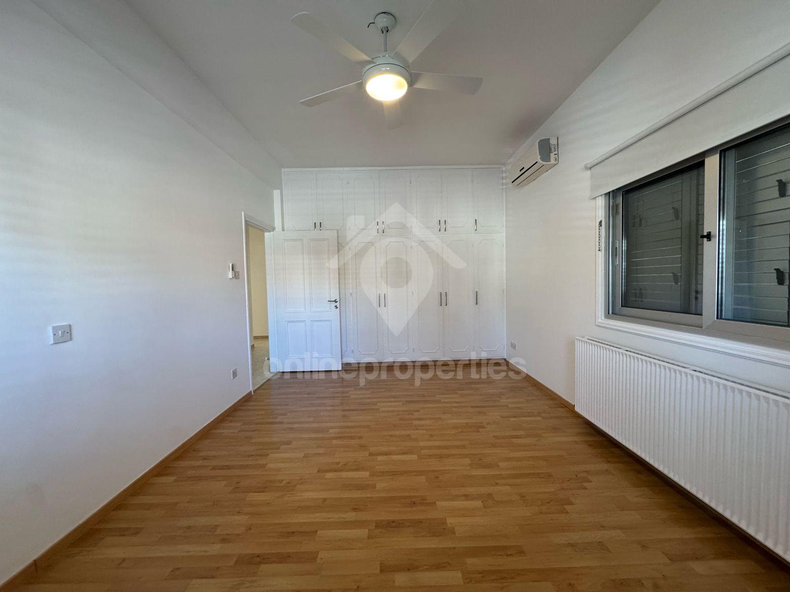 To change image, hover mouse over thumbnails below