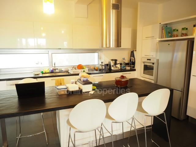 To change image, hover mouse over thumbnails below