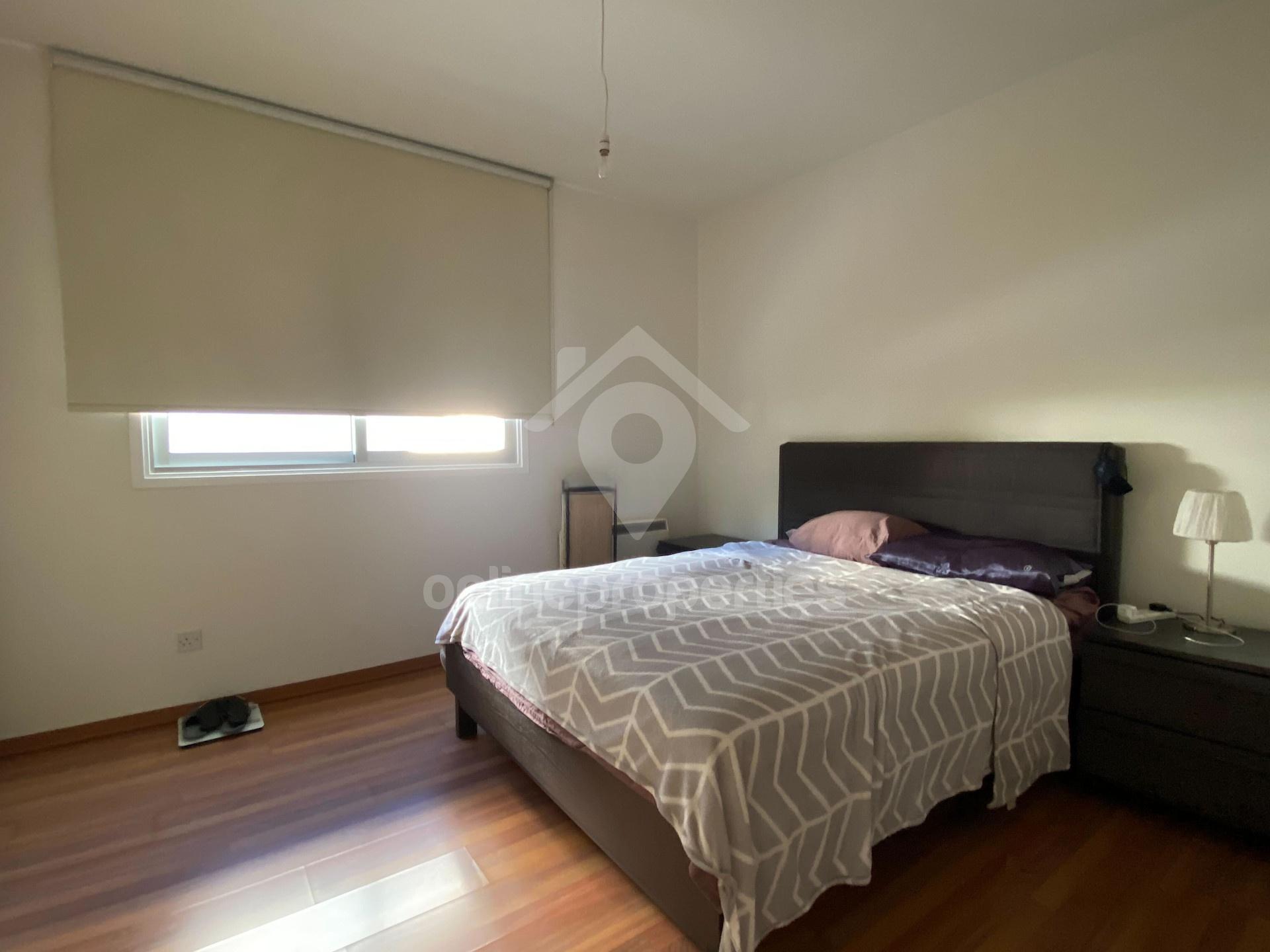 To change image, hover mouse over thumbnails below