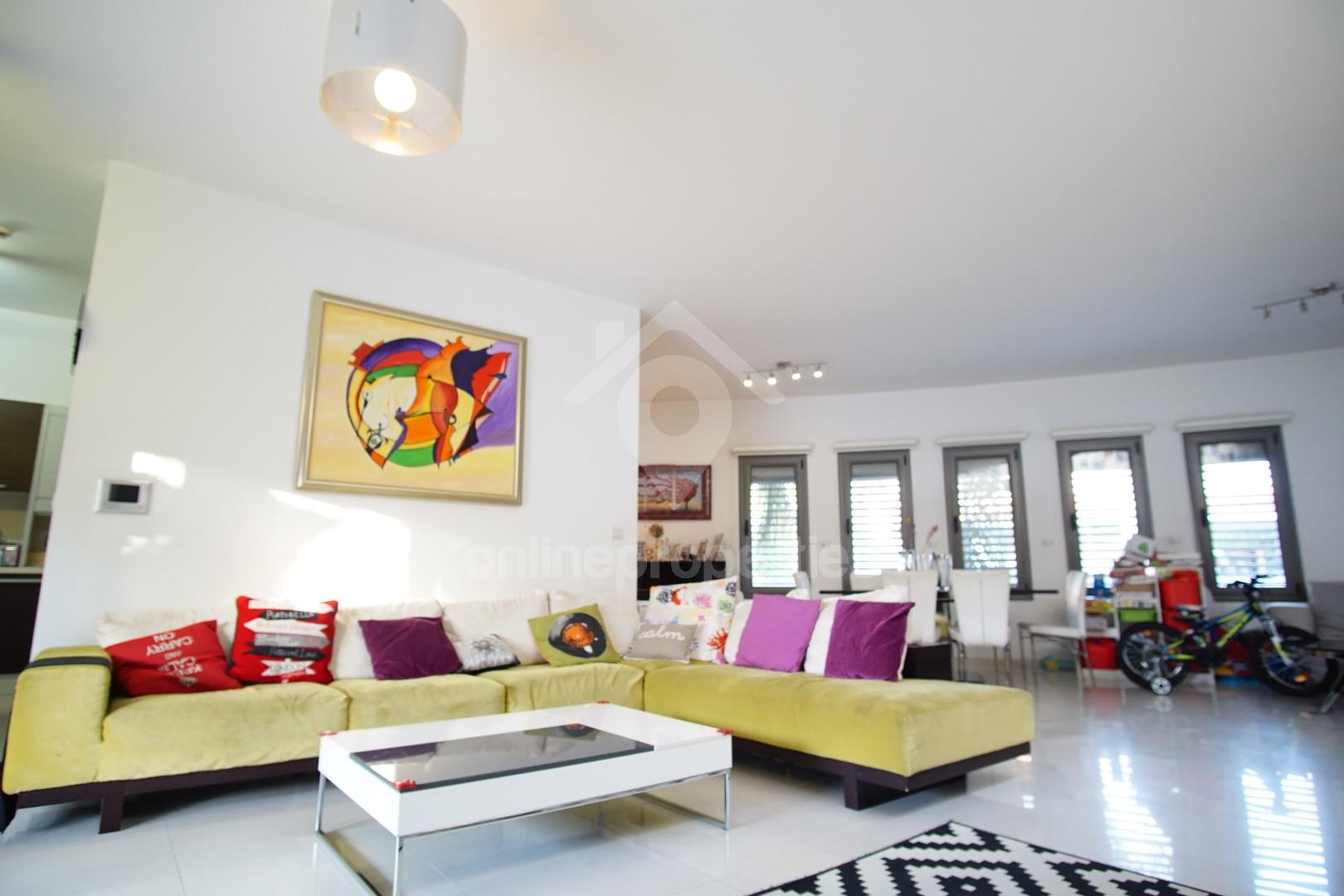 Nicely & Modern Detached Corner House