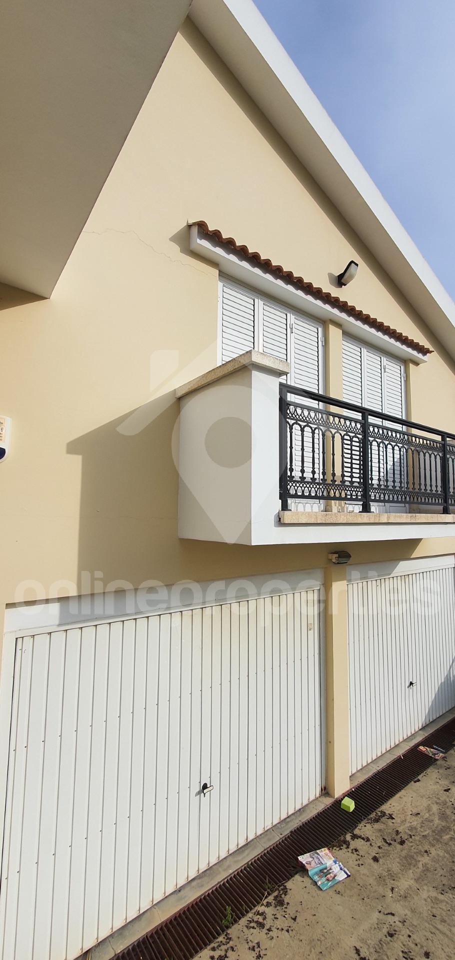 To change image, hover mouse over thumbnails below