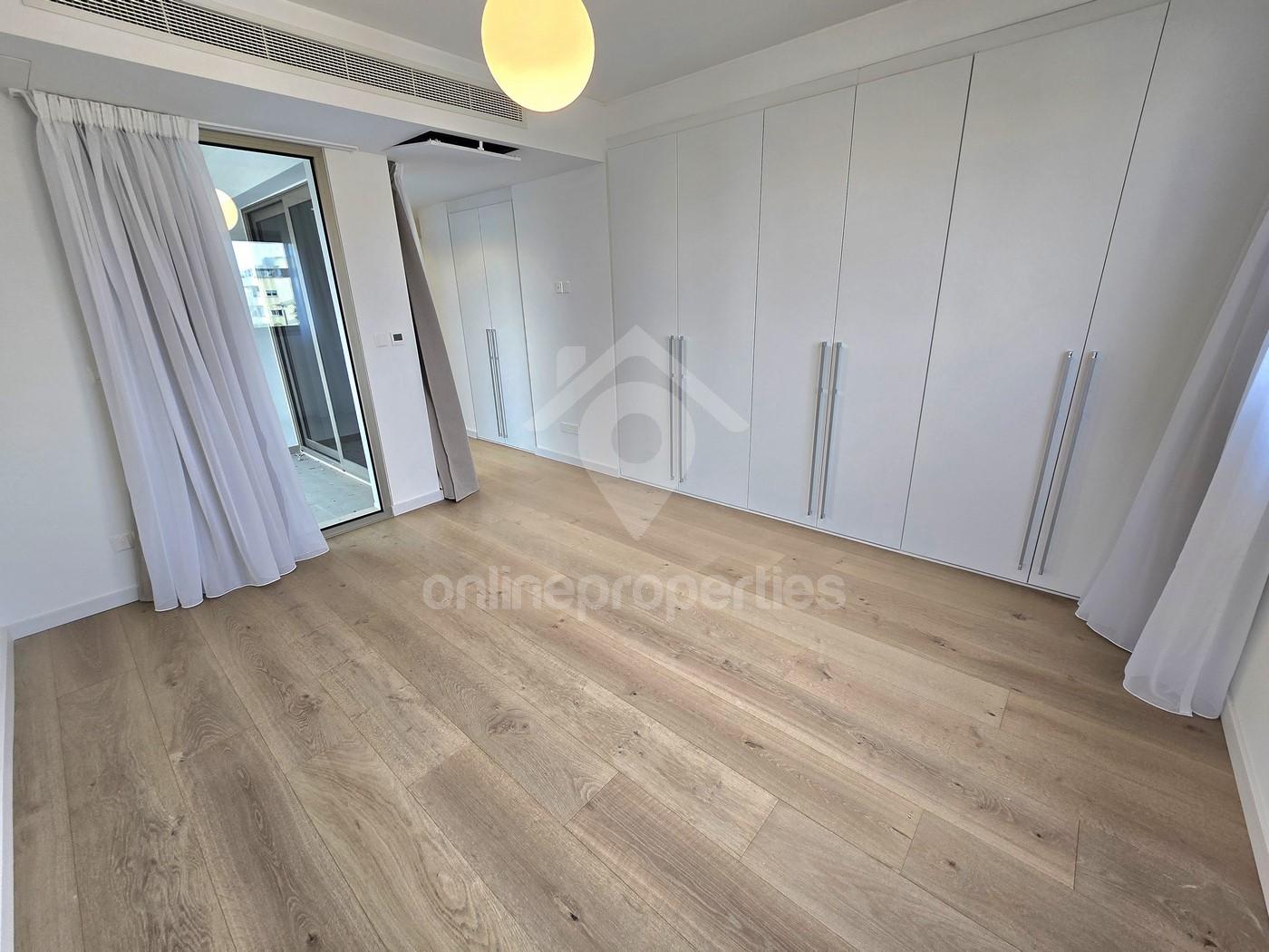 To change image, hover mouse over thumbnails below