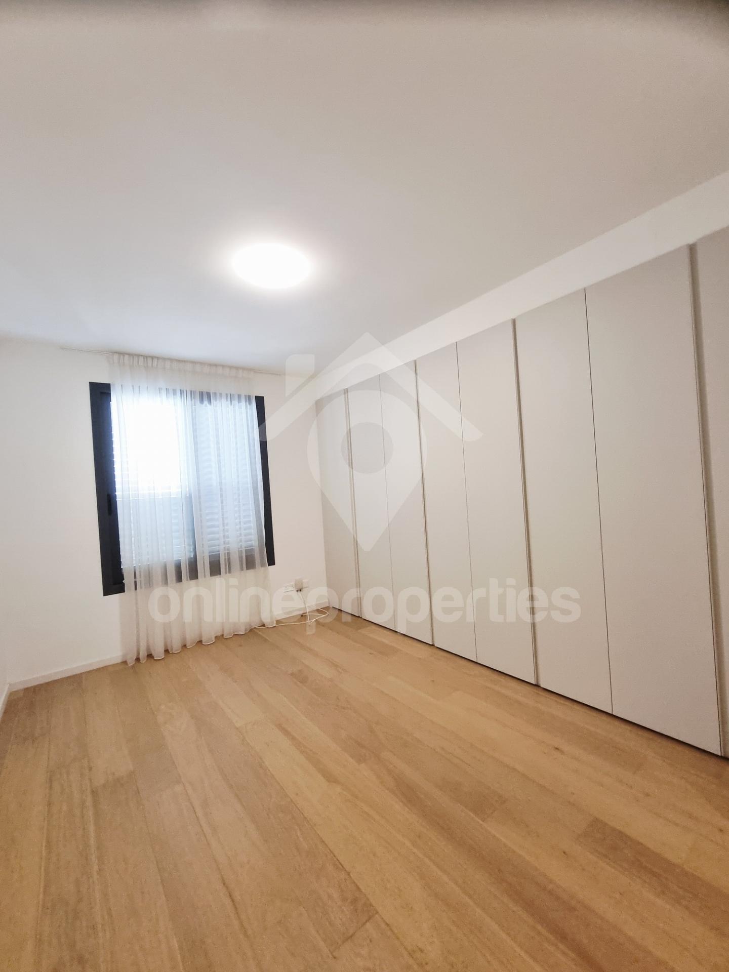 To change image, hover mouse over thumbnails below