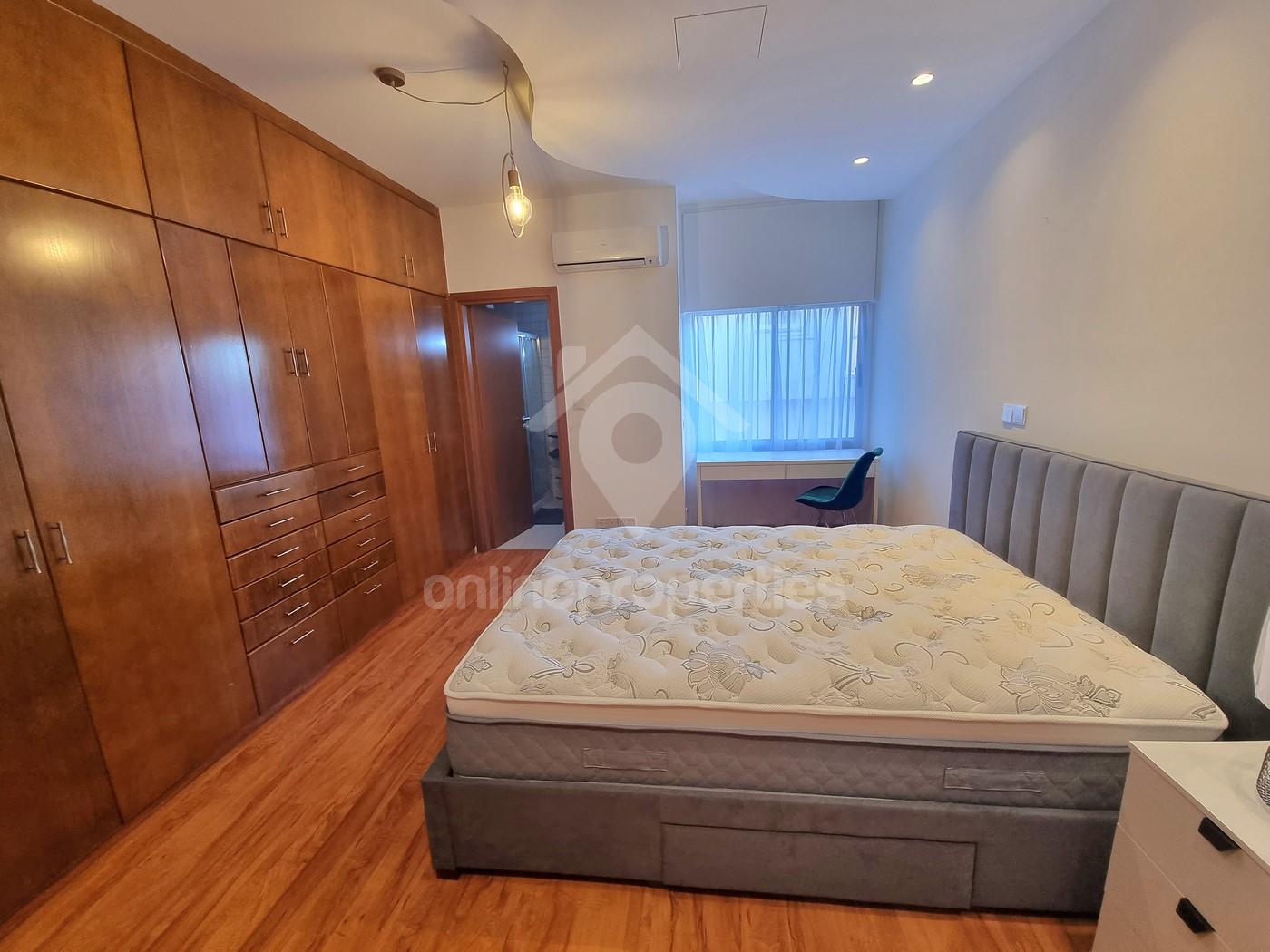 To change image, hover mouse over thumbnails below