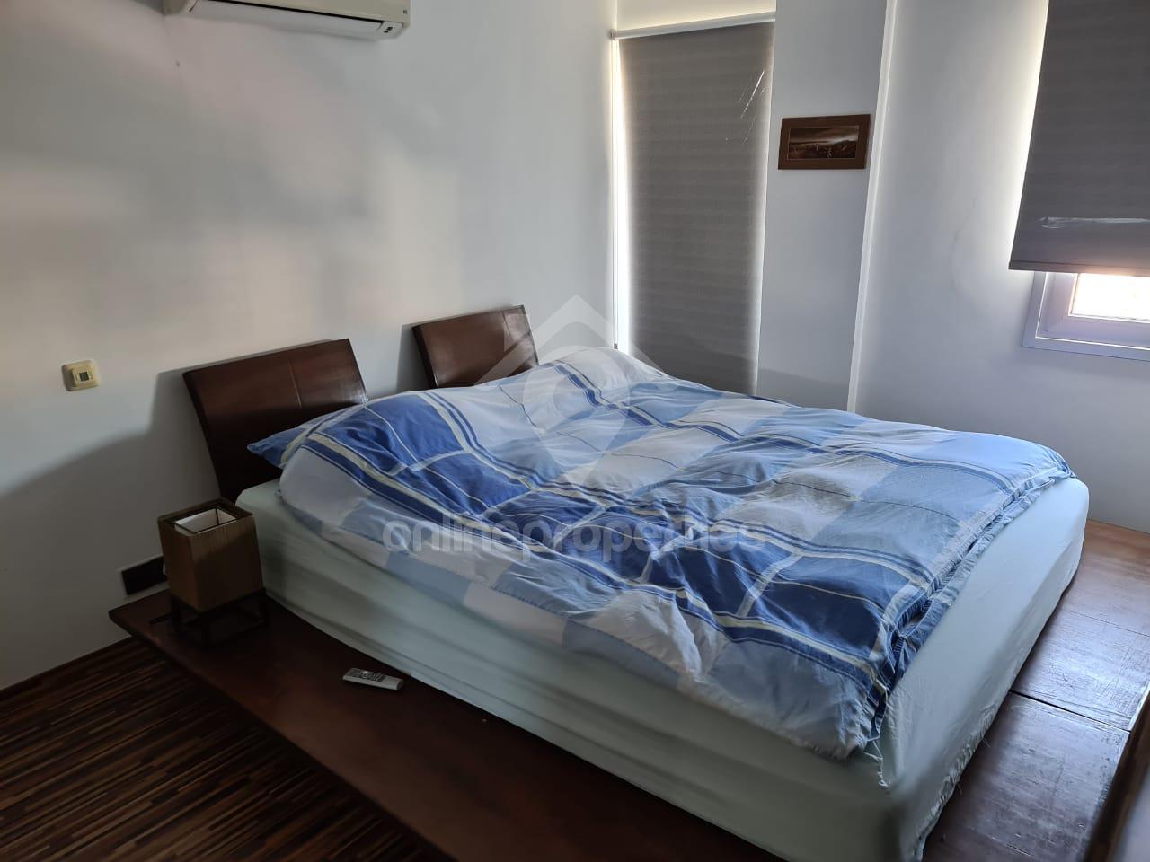 To change image, hover mouse over thumbnails below