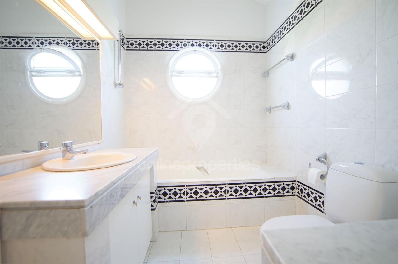 To change image, hover mouse over thumbnails below