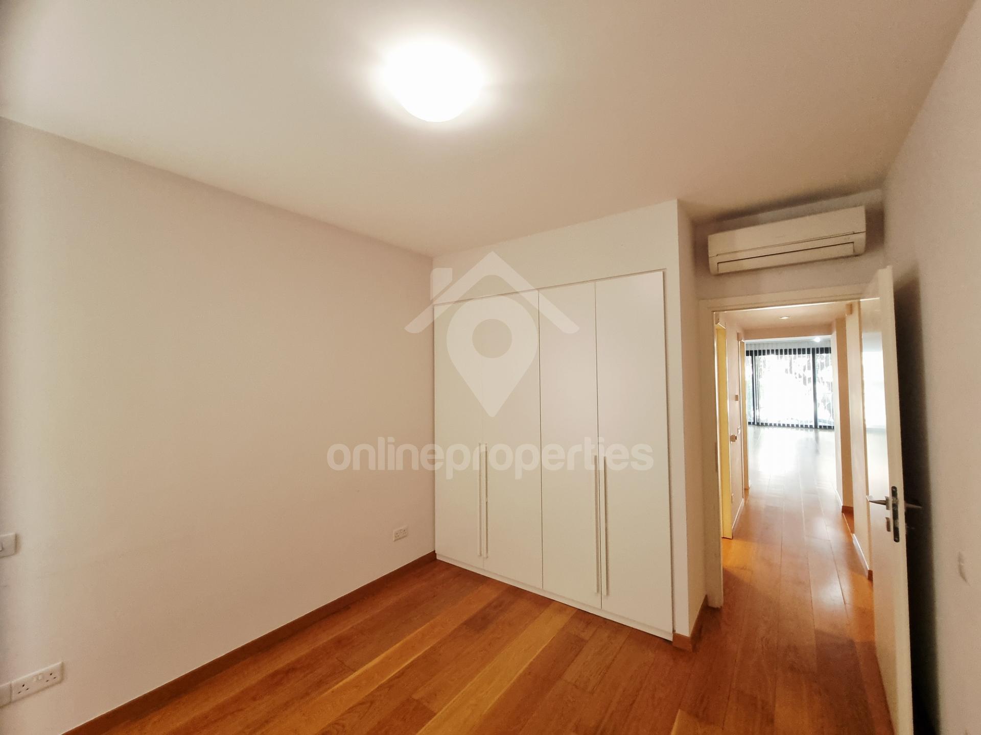 To change image, hover mouse over thumbnails below