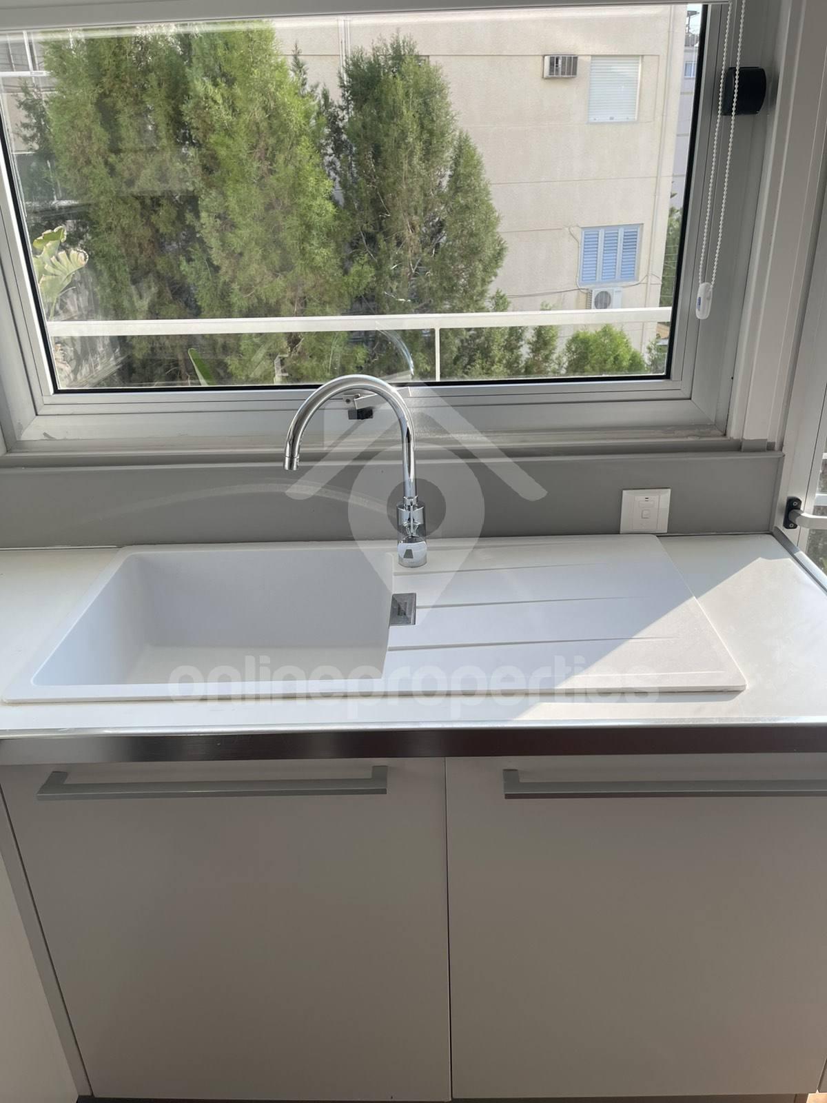 To change image, hover mouse over thumbnails below