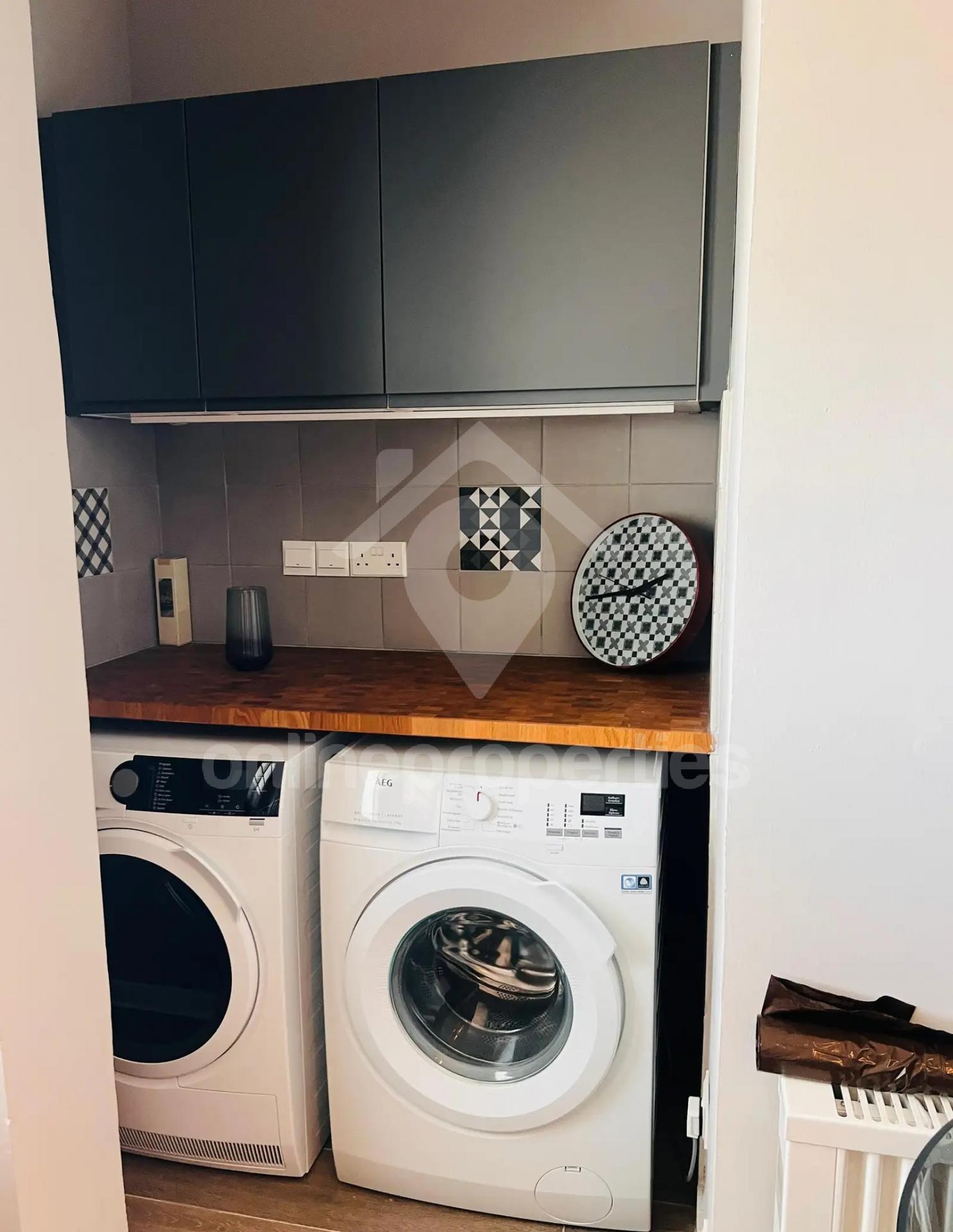 To change image, hover mouse over thumbnails below