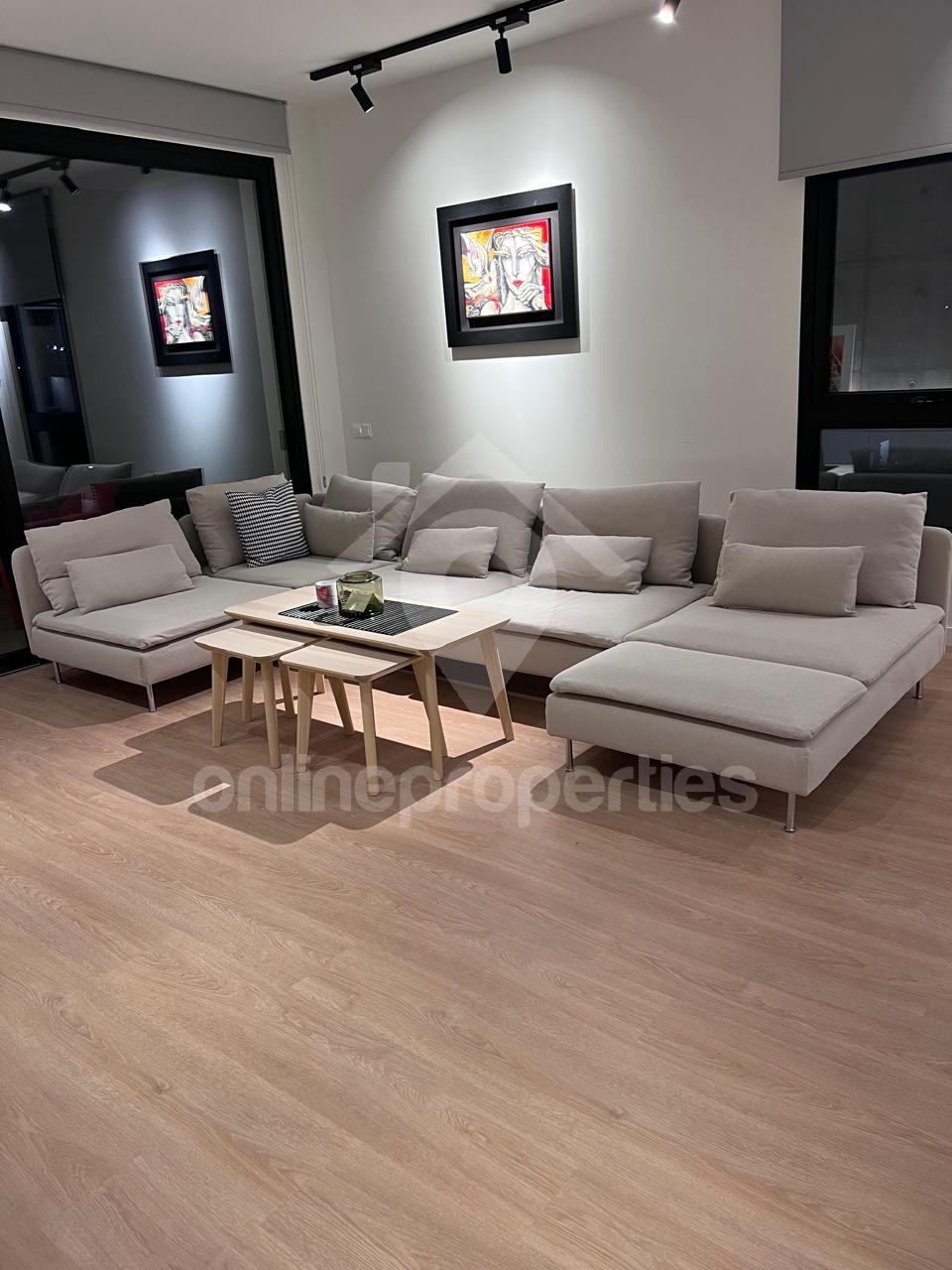 To change image, hover mouse over thumbnails below