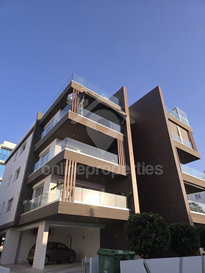 To change image, hover mouse over thumbnails below