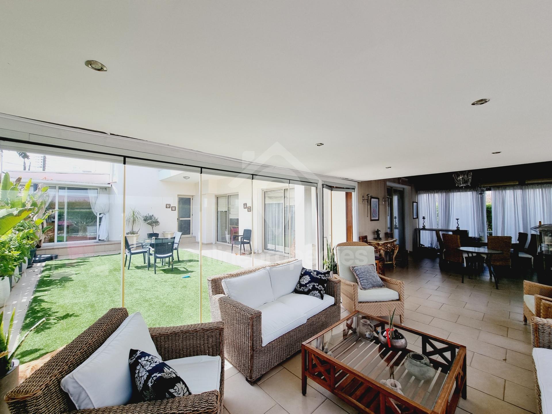 To change image, hover mouse over thumbnails below