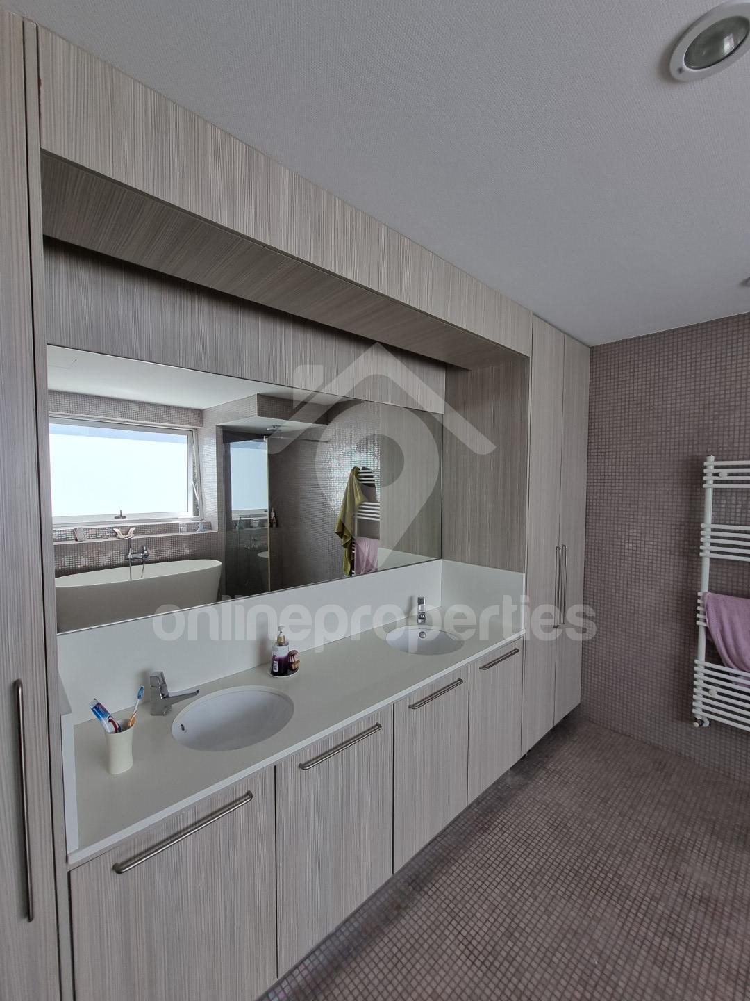 To change image, hover mouse over thumbnails below