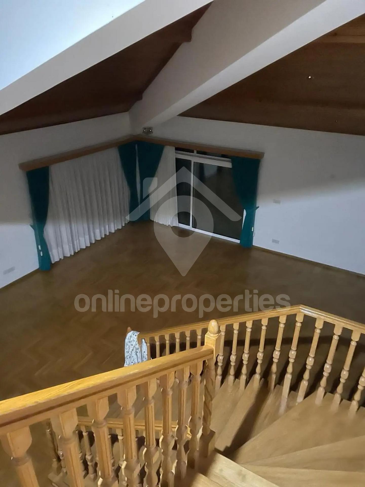 To change image, hover mouse over thumbnails below