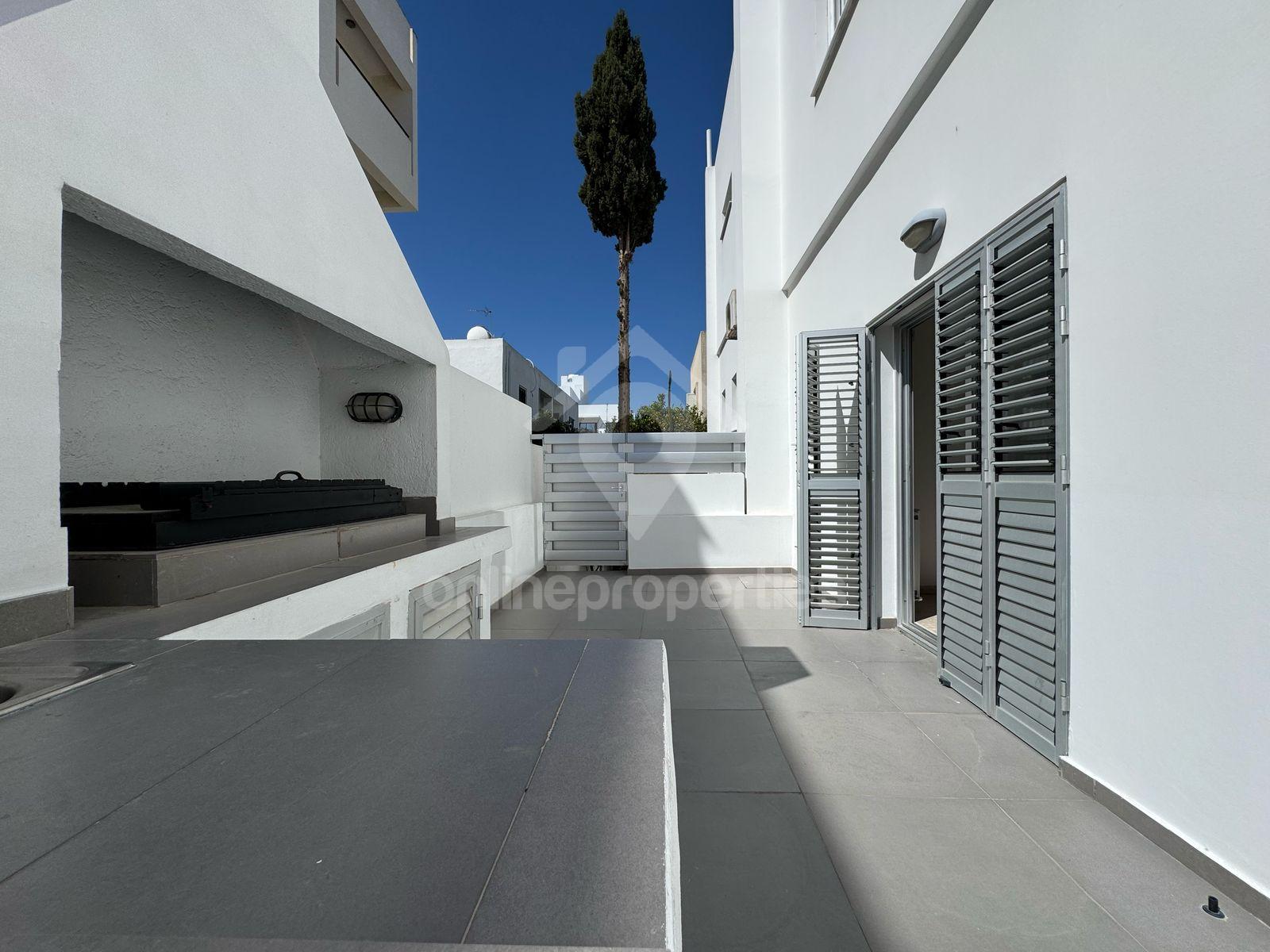 To change image, hover mouse over thumbnails below