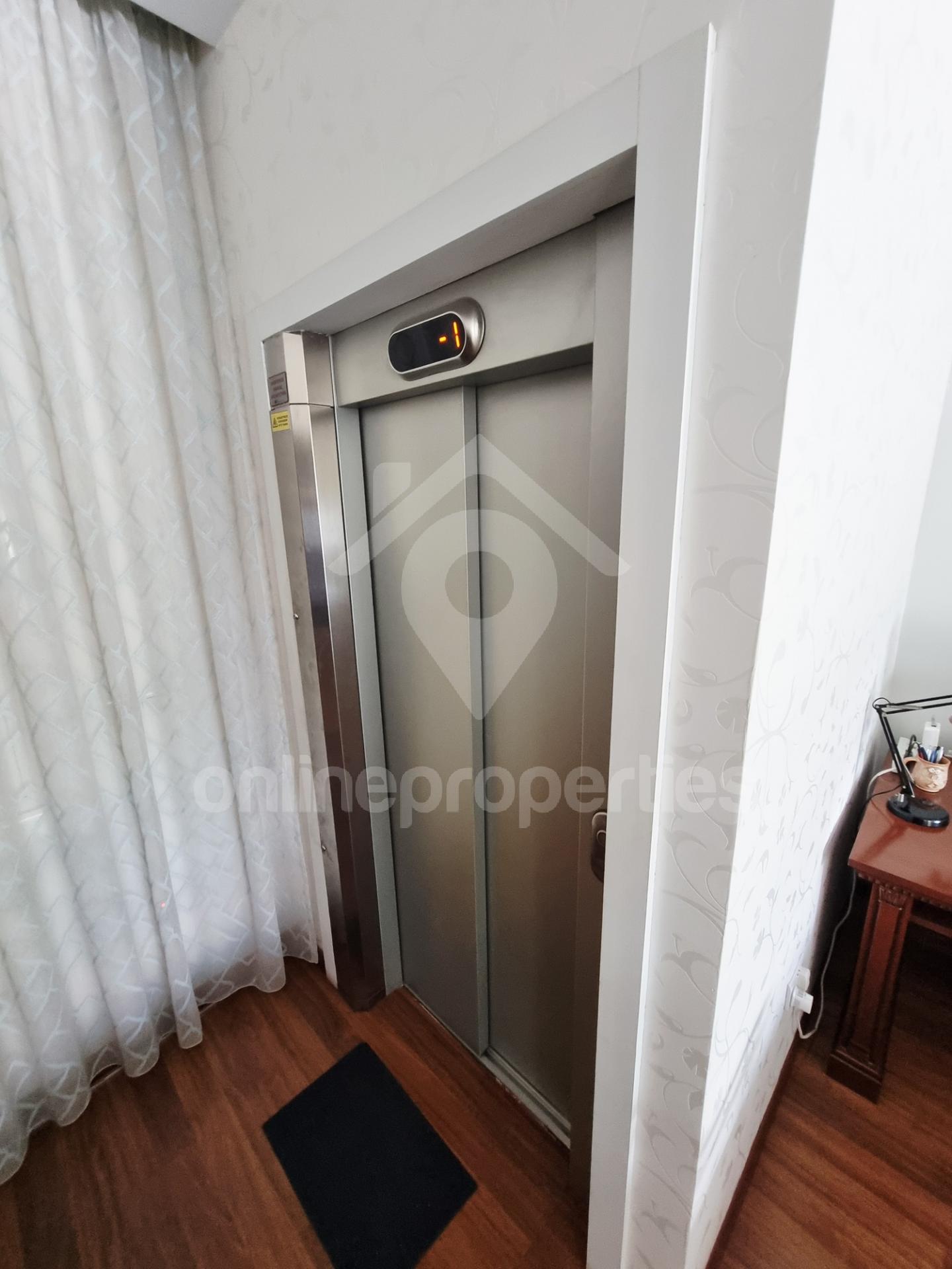 To change image, hover mouse over thumbnails below