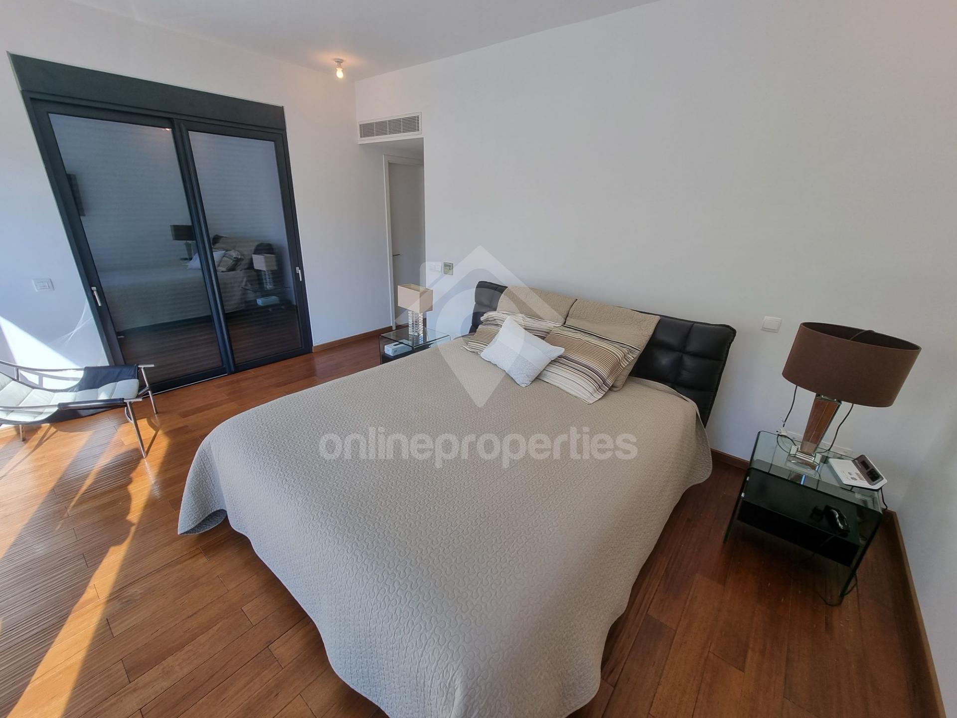 To change image, hover mouse over thumbnails below