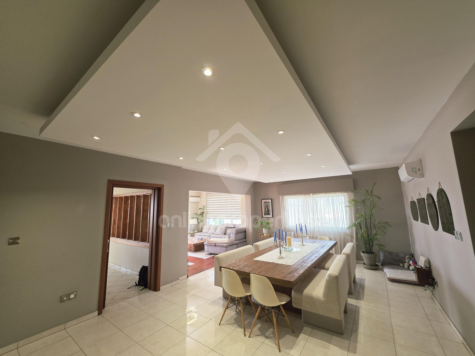 To change image, hover mouse over thumbnails below