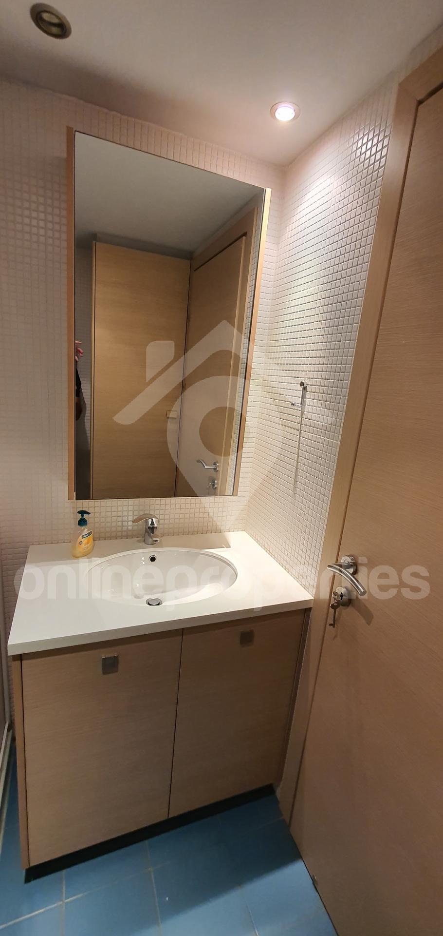 To change image, hover mouse over thumbnails below