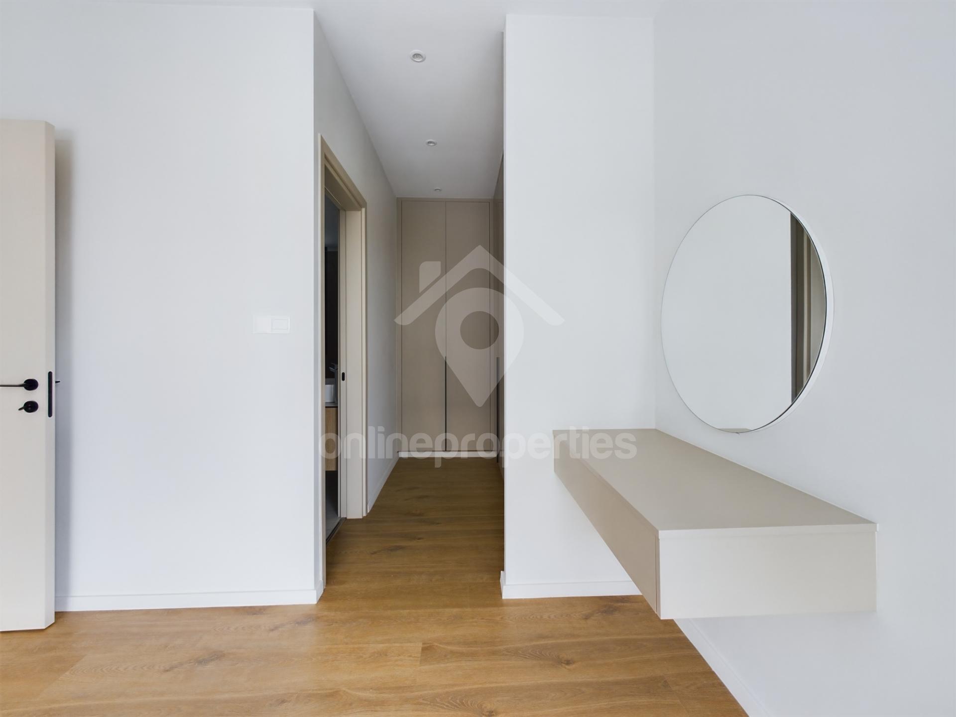 To change image, hover mouse over thumbnails below