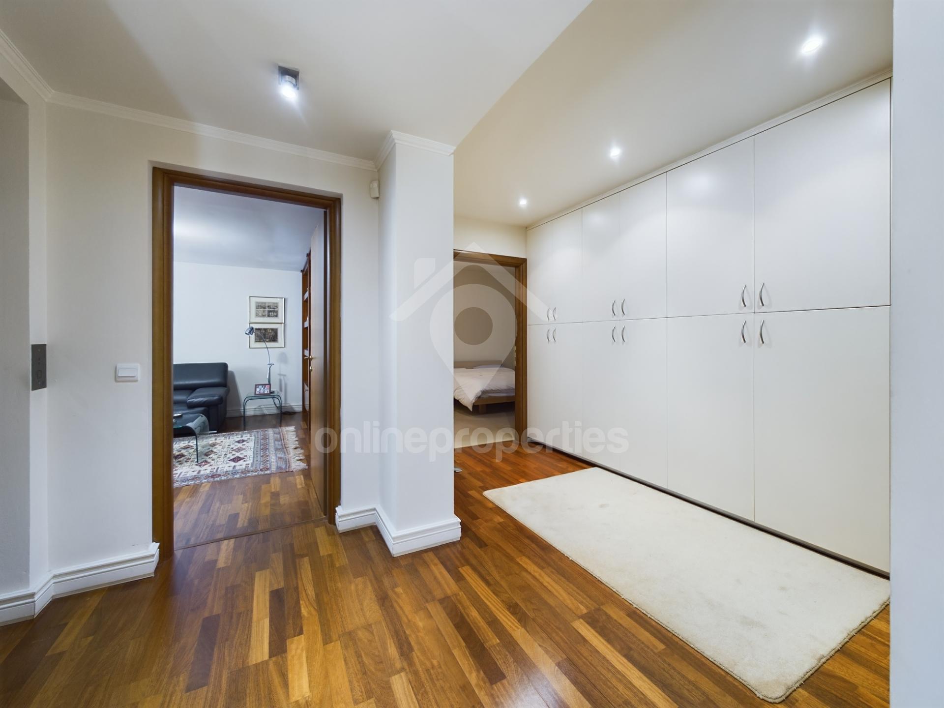 To change image, hover mouse over thumbnails below